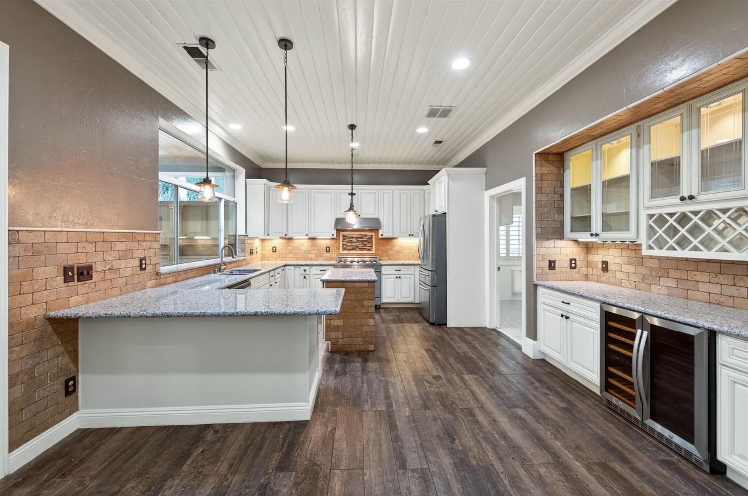 2450 W Beechwood Ave, Fresno, CA 93711