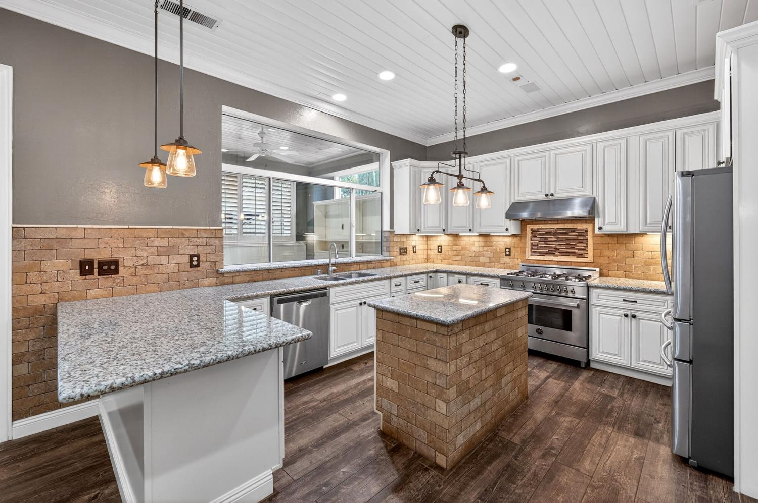 2450 W Beechwood Ave, Fresno, CA 93711