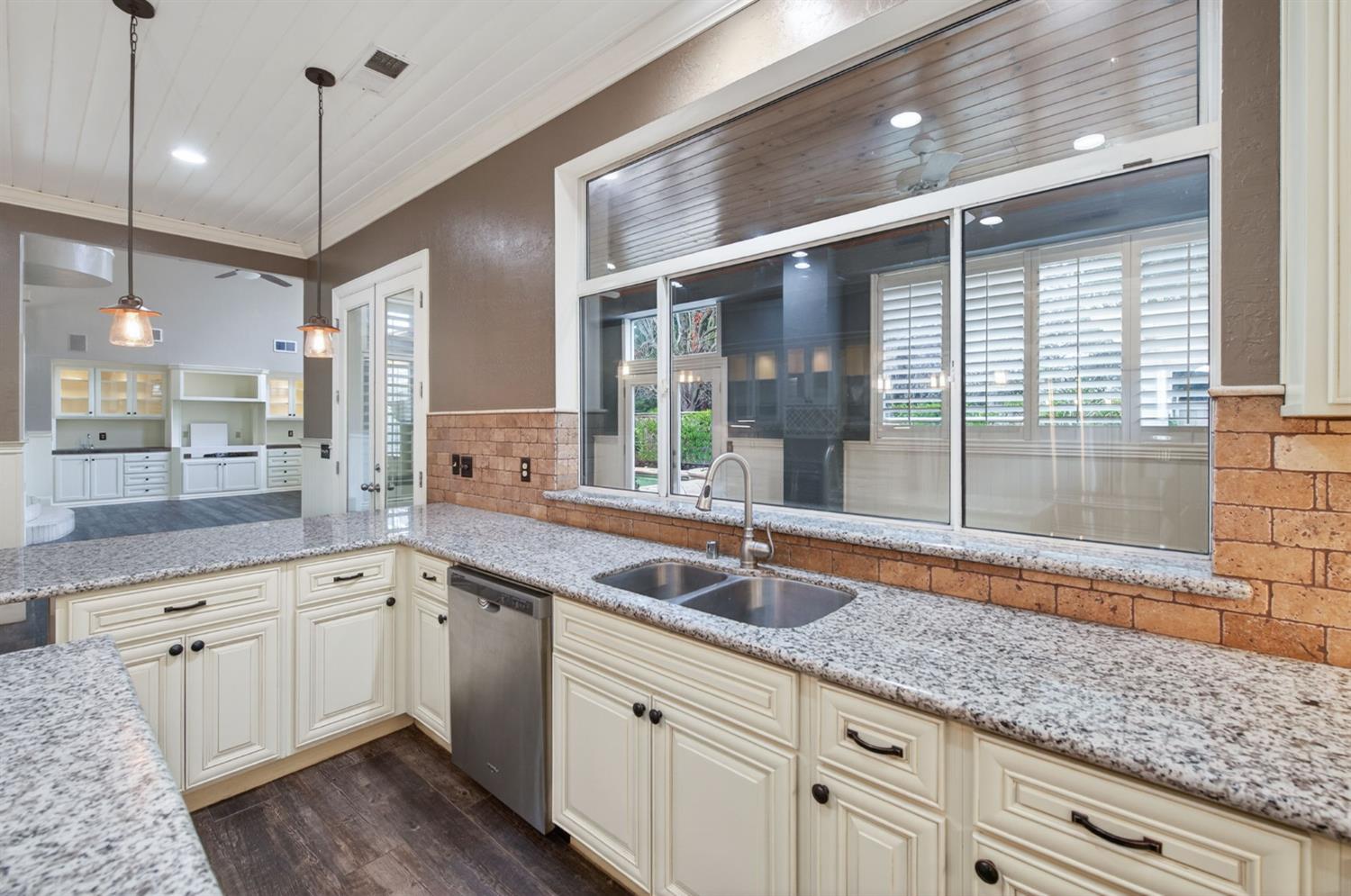 2450 W Beechwood Ave, Fresno, CA 93711