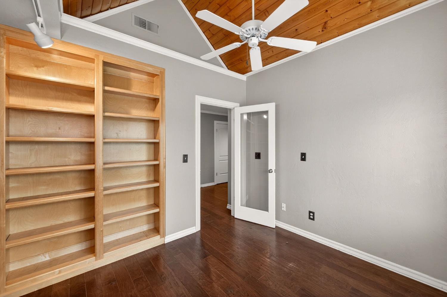 2450 W Beechwood Ave, Fresno, CA 93711