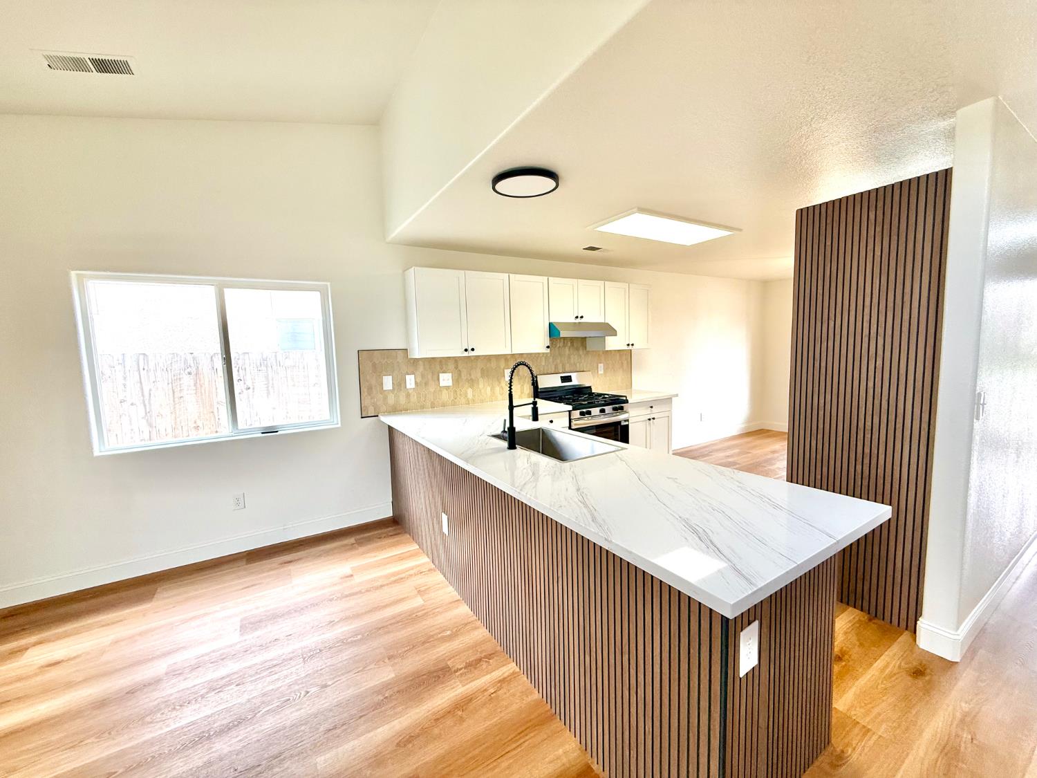 2283 N Sonora Ln, Fresno, CA 93722