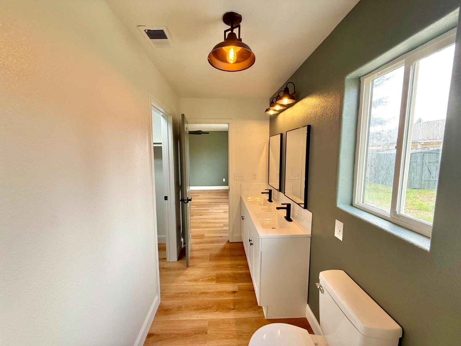 2283 N Sonora Ln, Fresno, CA 93722