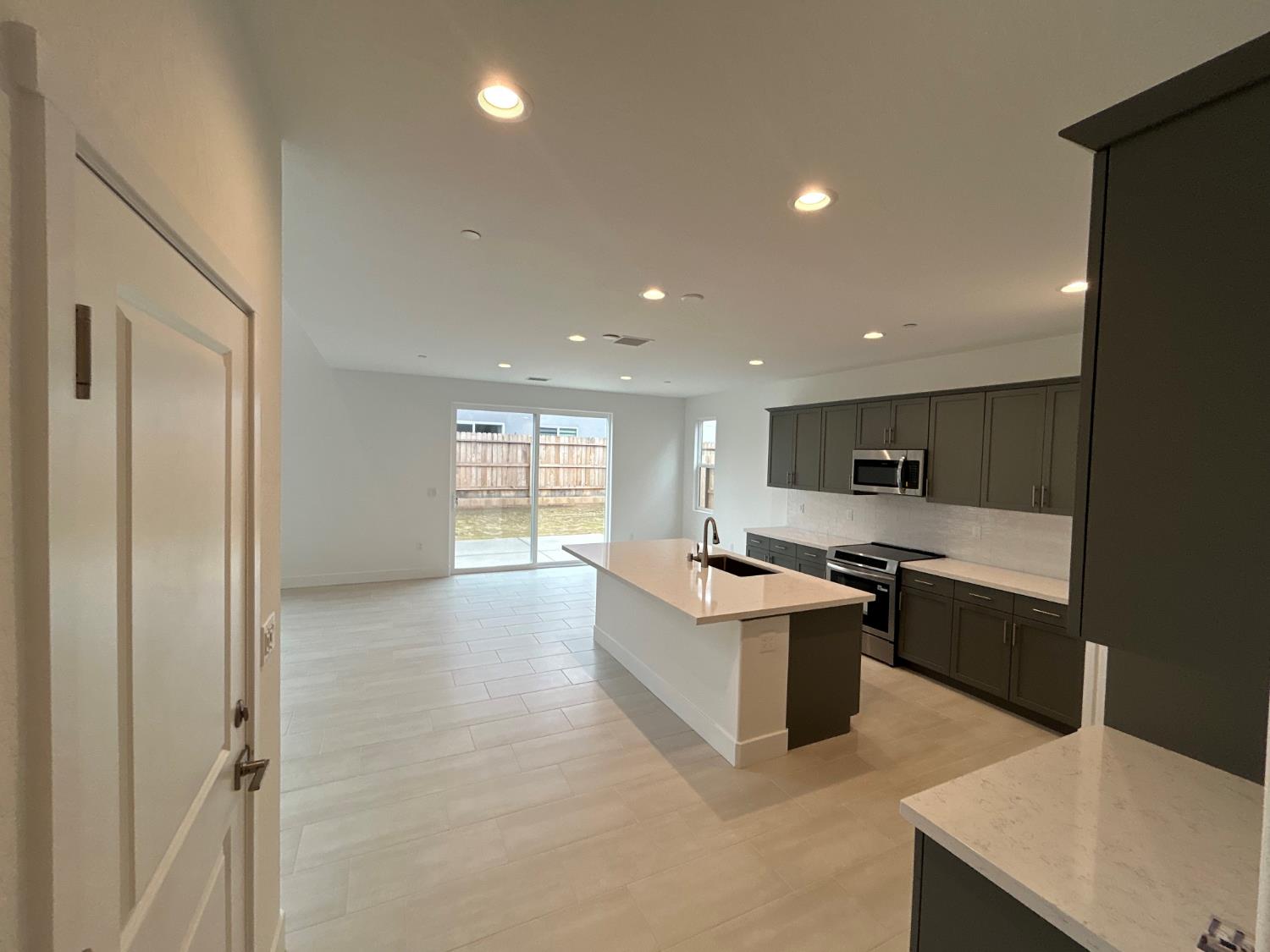 2882 E Corteza Dr, Fresno, CA 93730