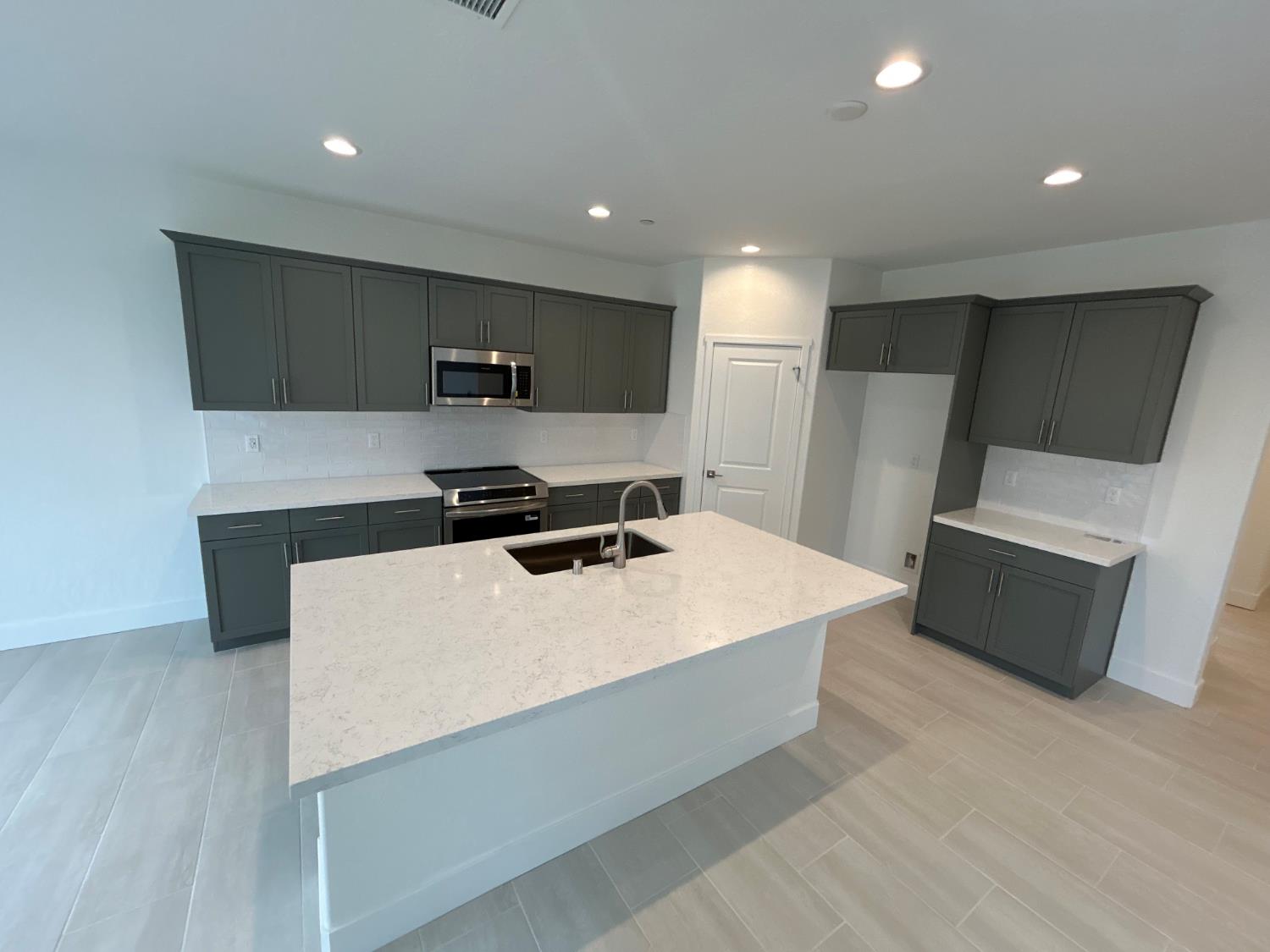 2882 E Corteza Dr, Fresno, CA 93730