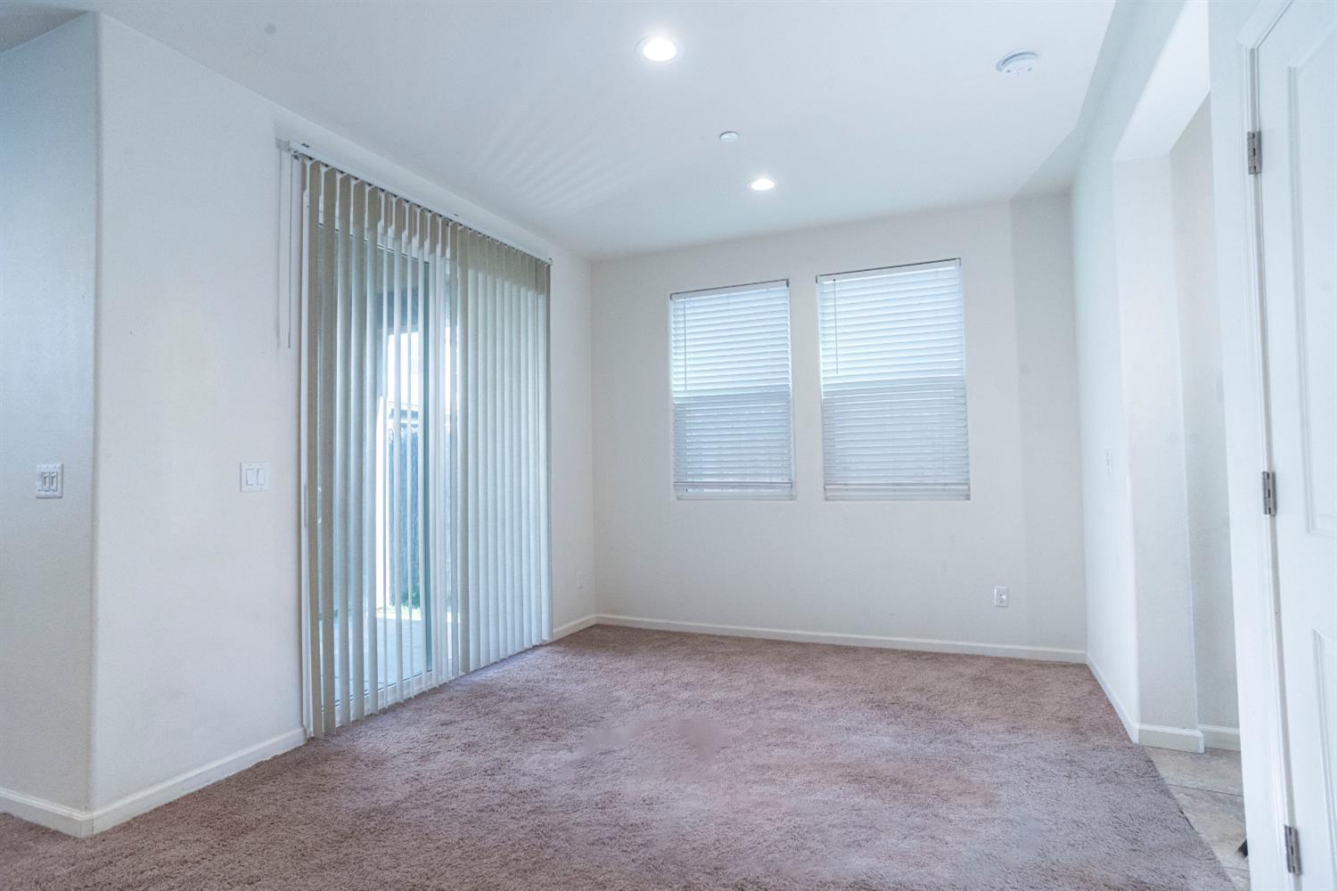 6330 E Creek View Ln, Fresno, CA 93727