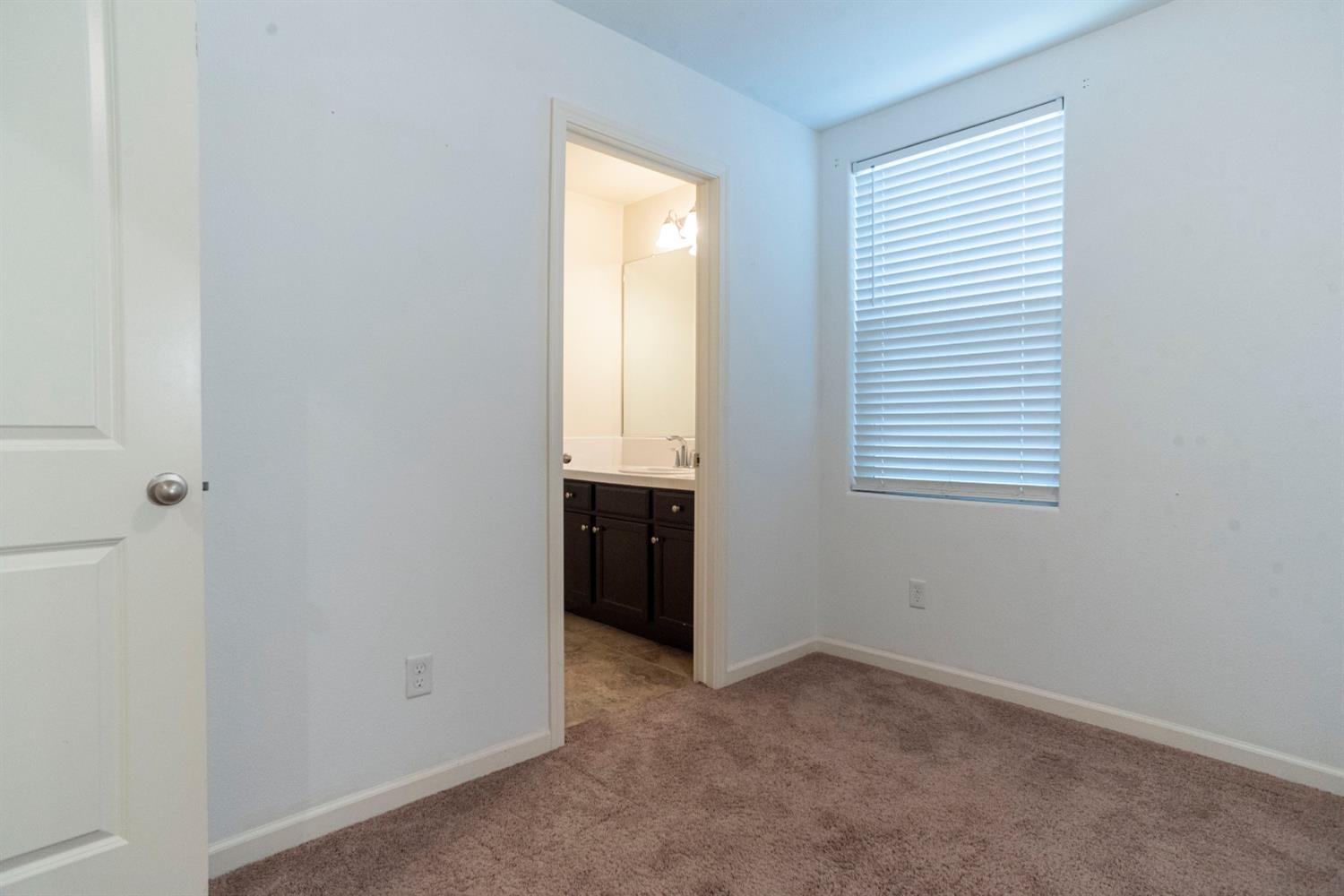 6330 E Creek View Ln, Fresno, CA 93727