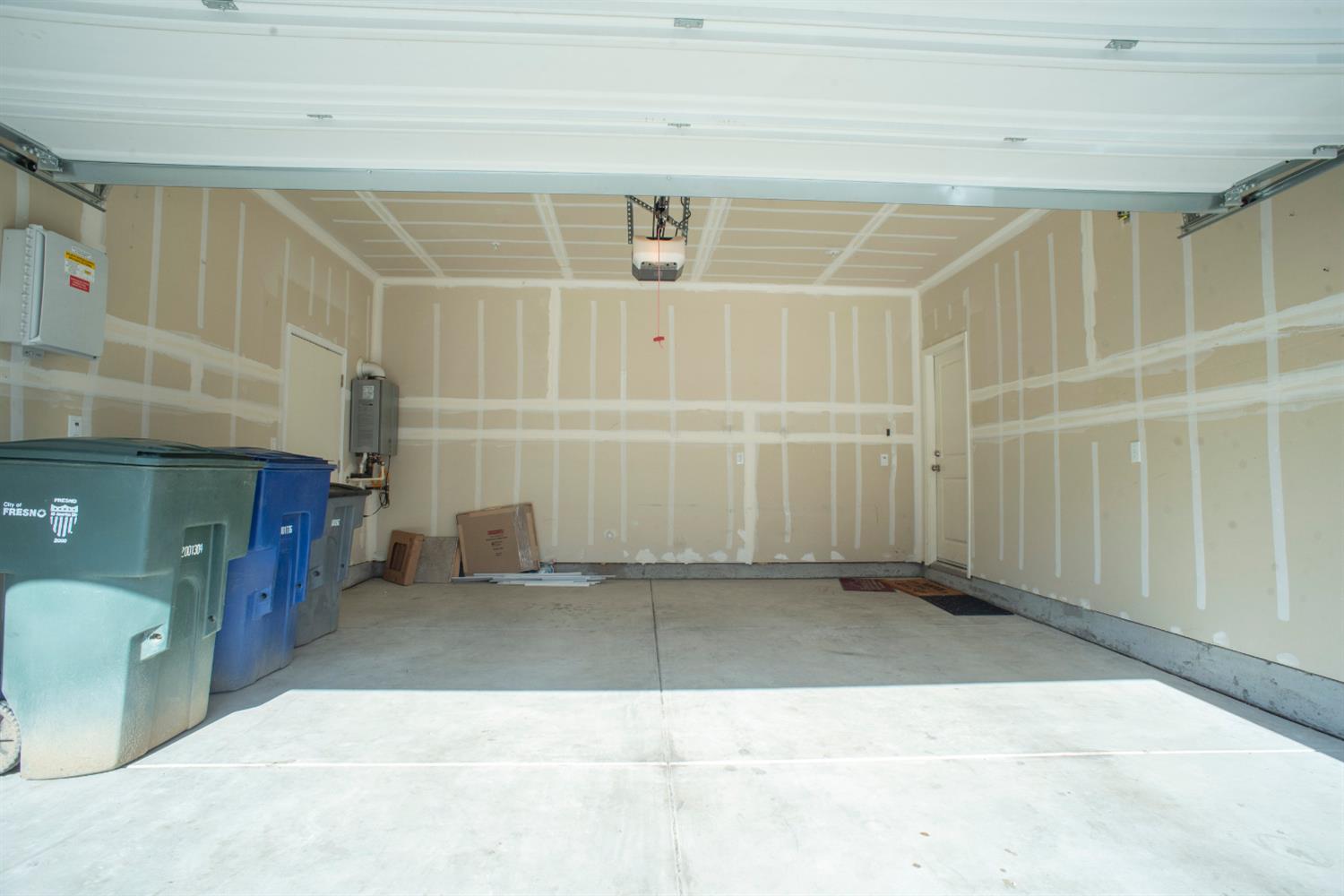 6330 E Creek View Ln, Fresno, CA 93727