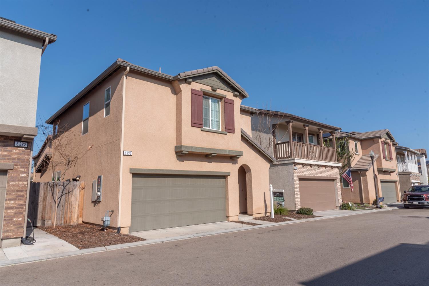 6330 E Creek View Ln, Fresno, CA 93727