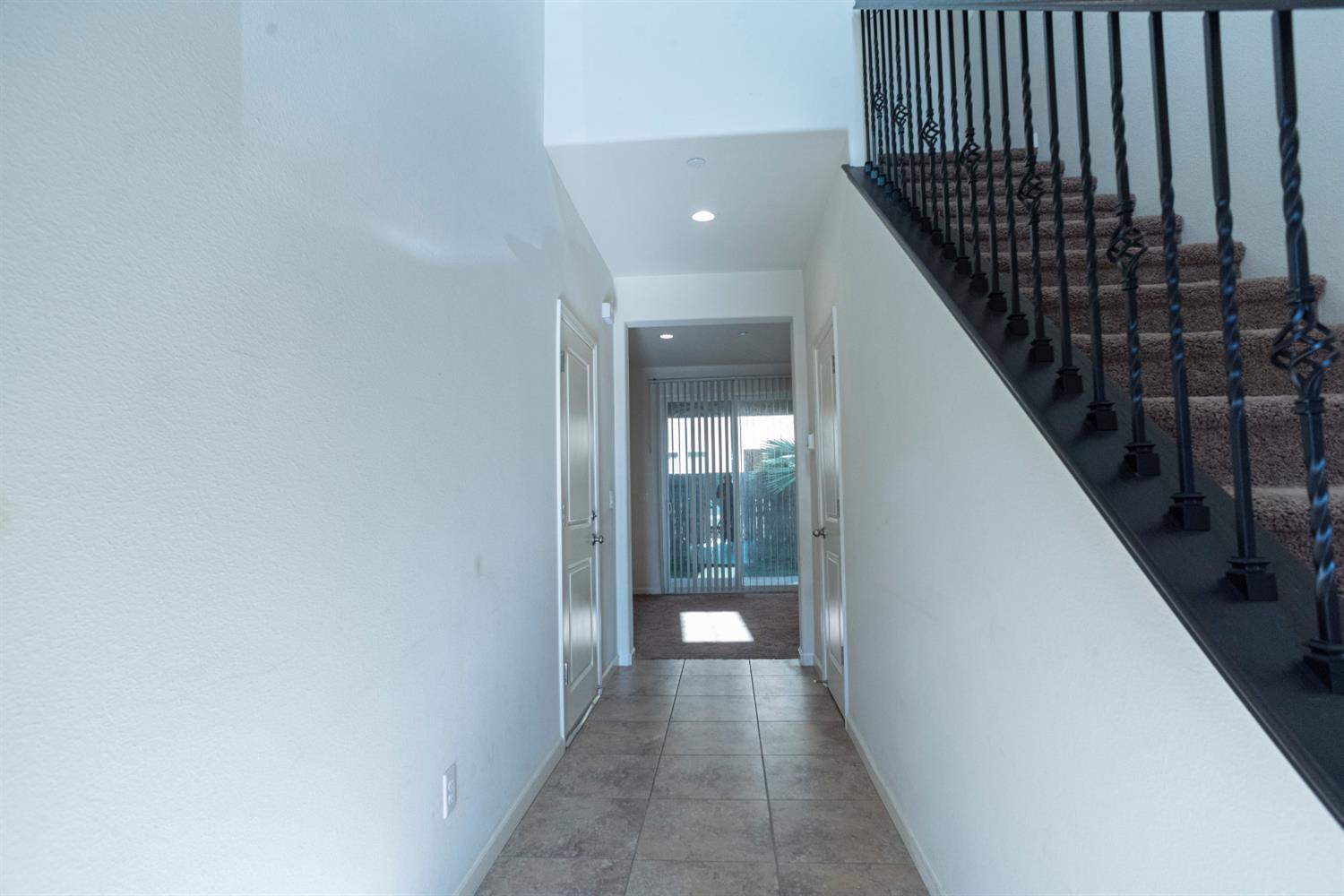 6330 E Creek View Ln, Fresno, CA 93727