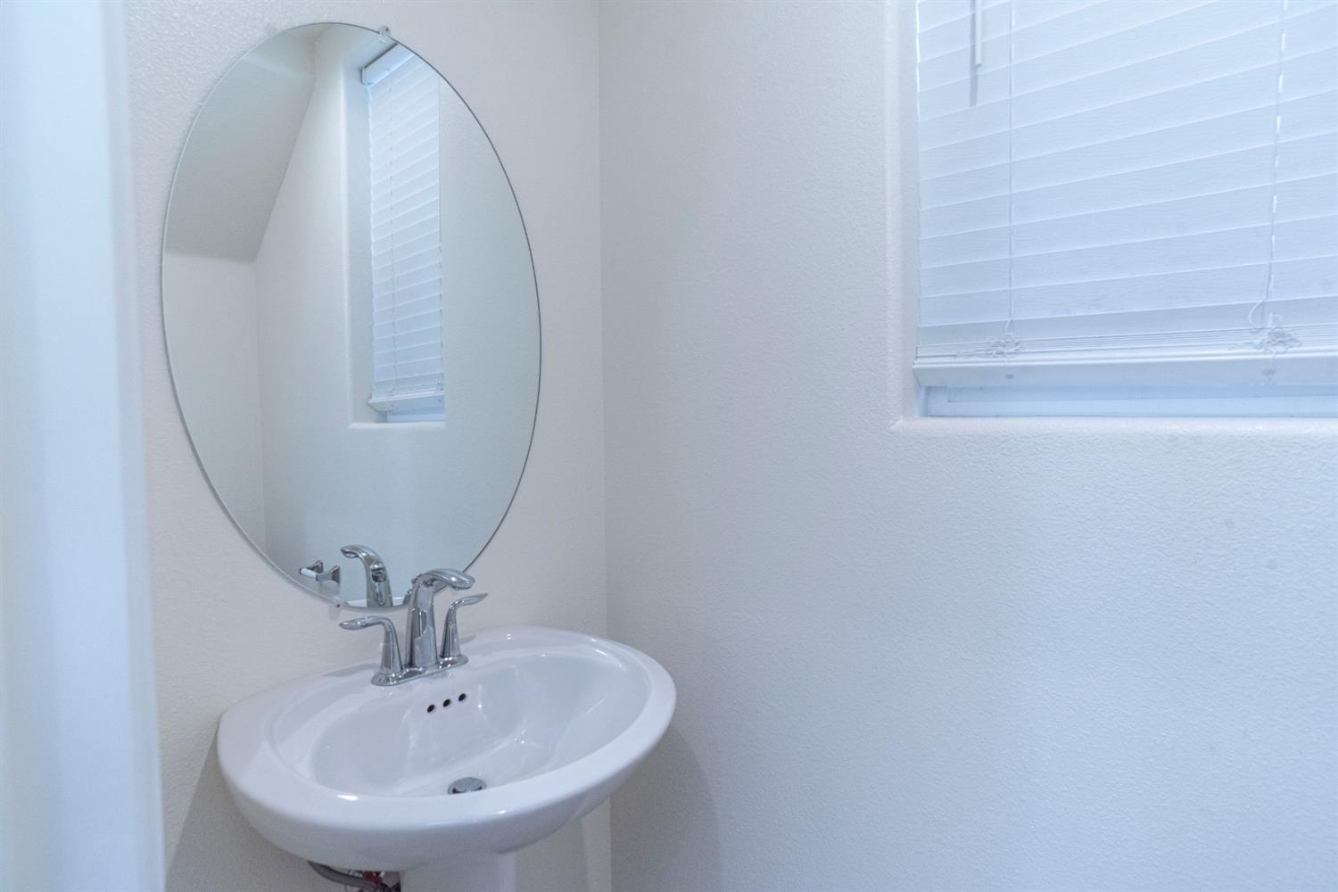 6330 E Creek View Ln, Fresno, CA 93727