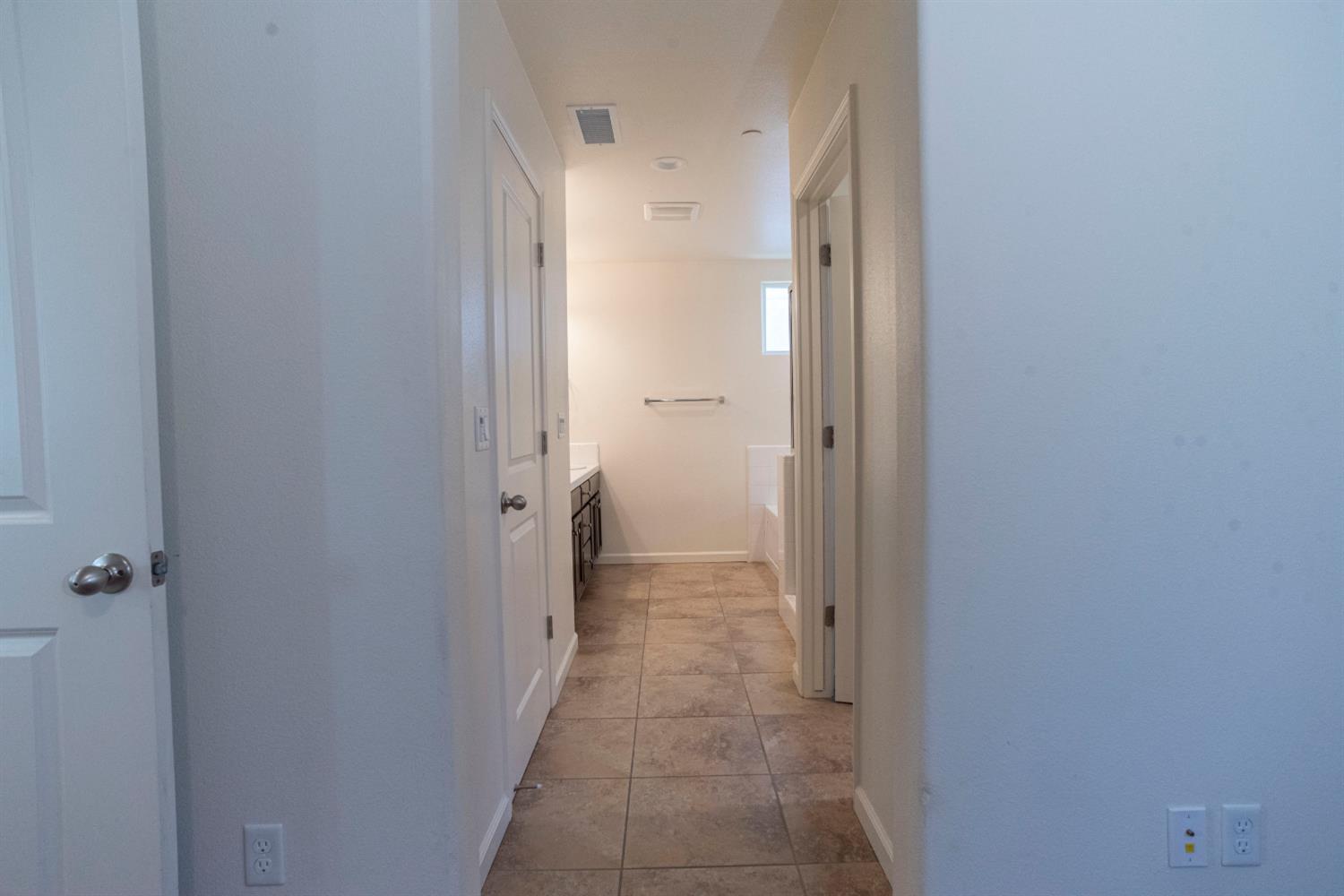 6330 E Creek View Ln, Fresno, CA 93727