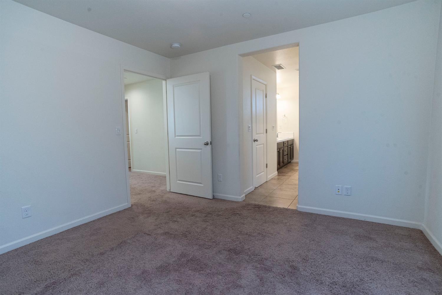 6330 E Creek View Ln, Fresno, CA 93727