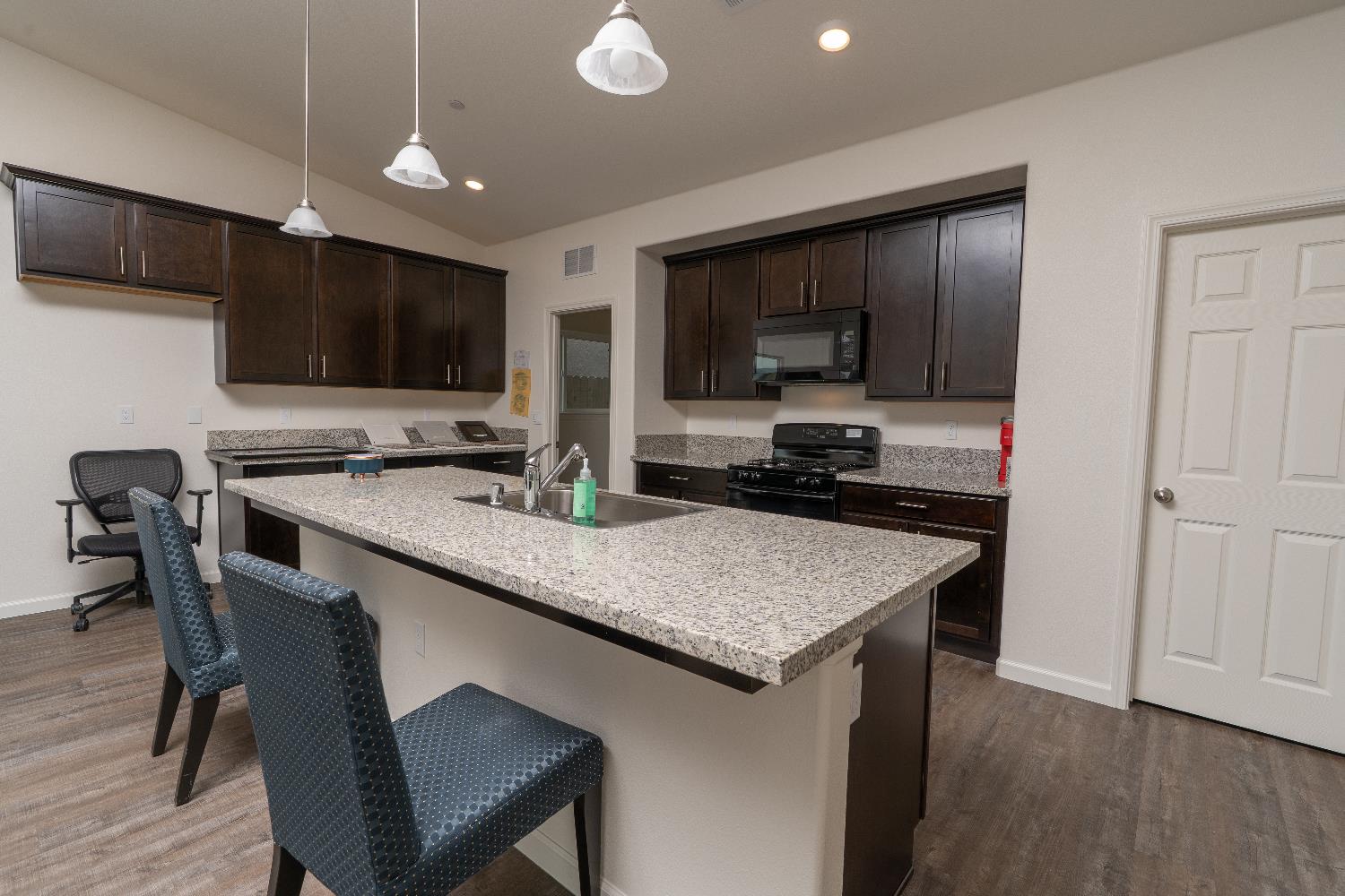 1132 E Orange St, Avenal, CA 93204