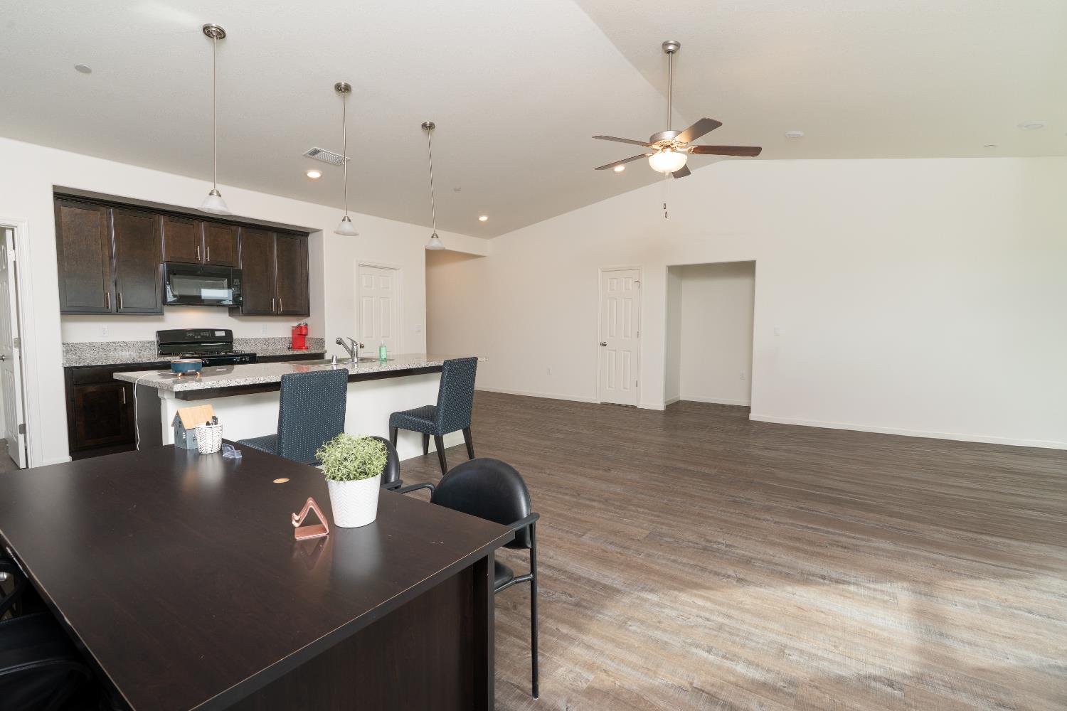 1132 E Orange St, Avenal, CA 93204