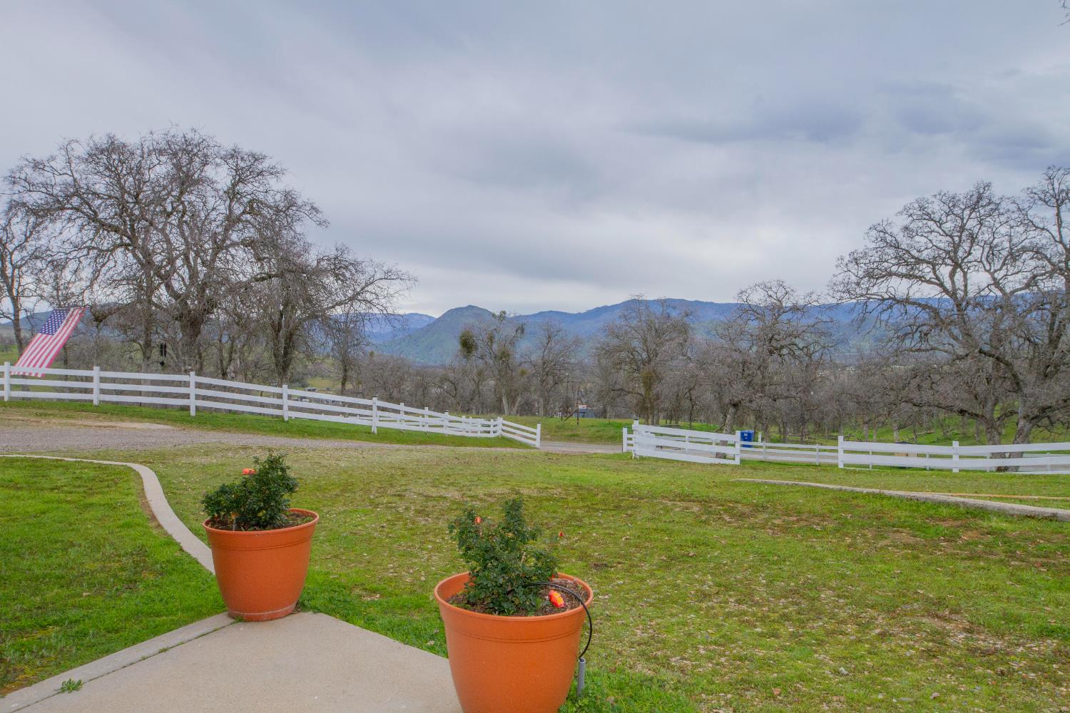 31602 Tumbleweed Ln, Yokuts Valley, CA 93675