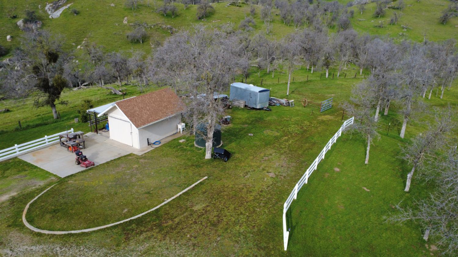 31602 Tumbleweed Ln, Yokuts Valley, CA 93675