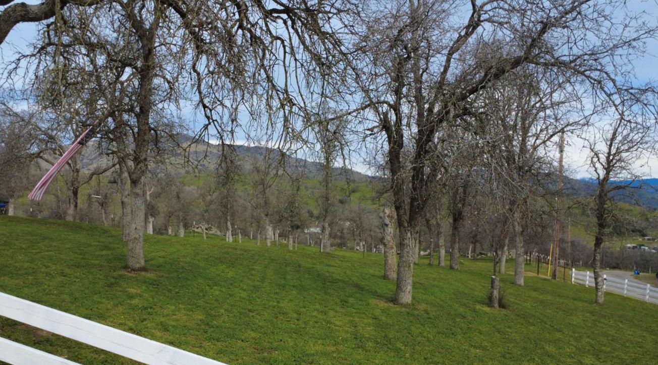 31602 Tumbleweed Ln, Yokuts Valley, CA 93675