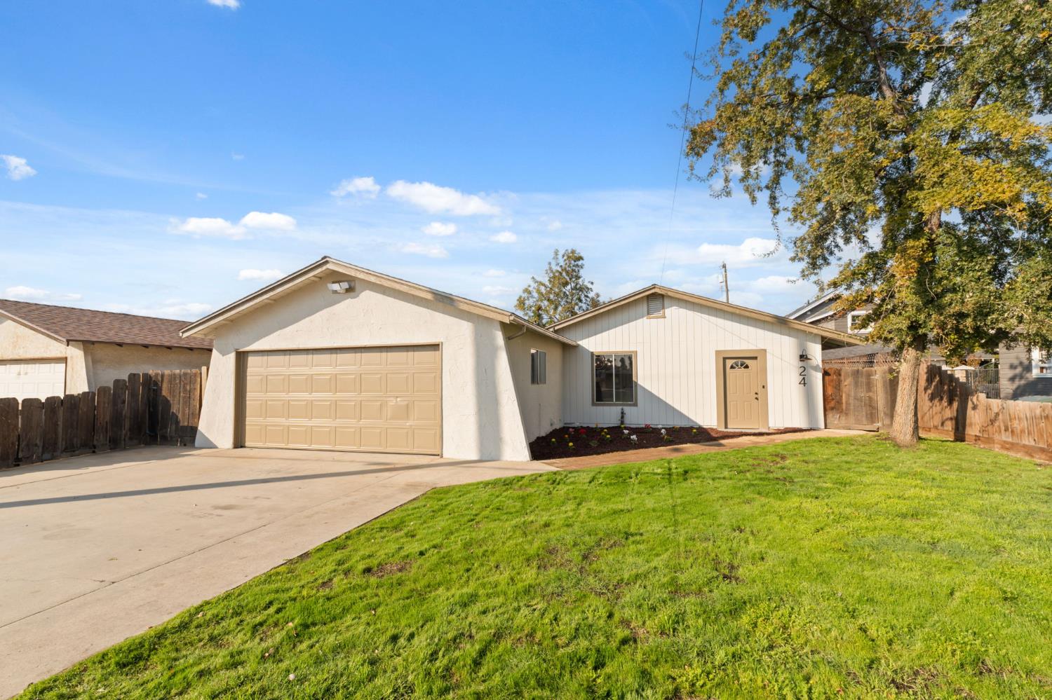 24 Sunnyside Ave, Clovis, CA 93611