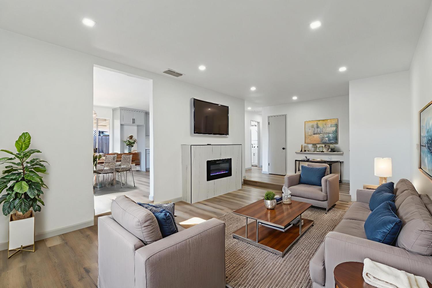 24 Sunnyside Ave, Clovis, CA 93611