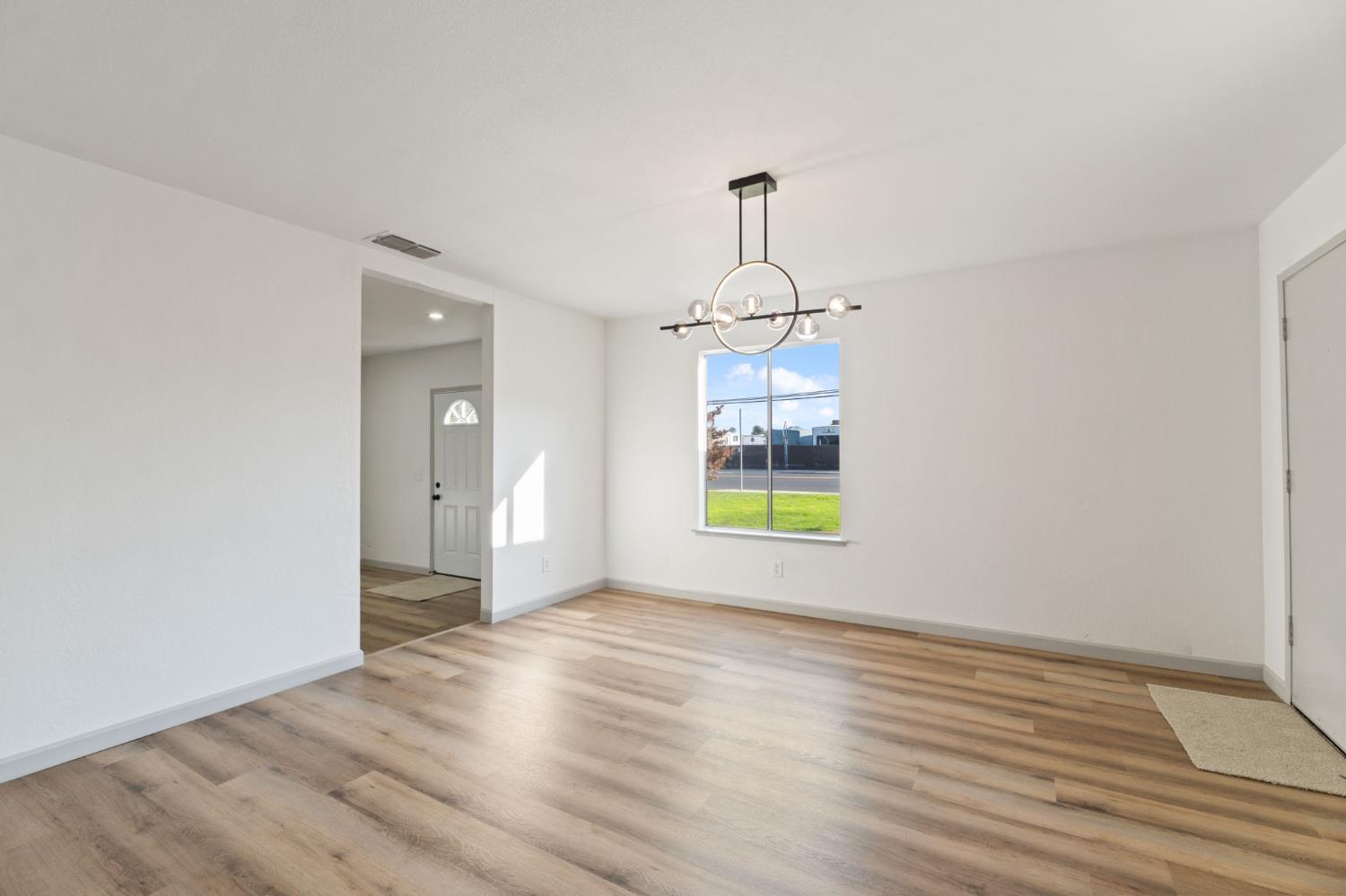 24 Sunnyside Ave, Clovis, CA 93611