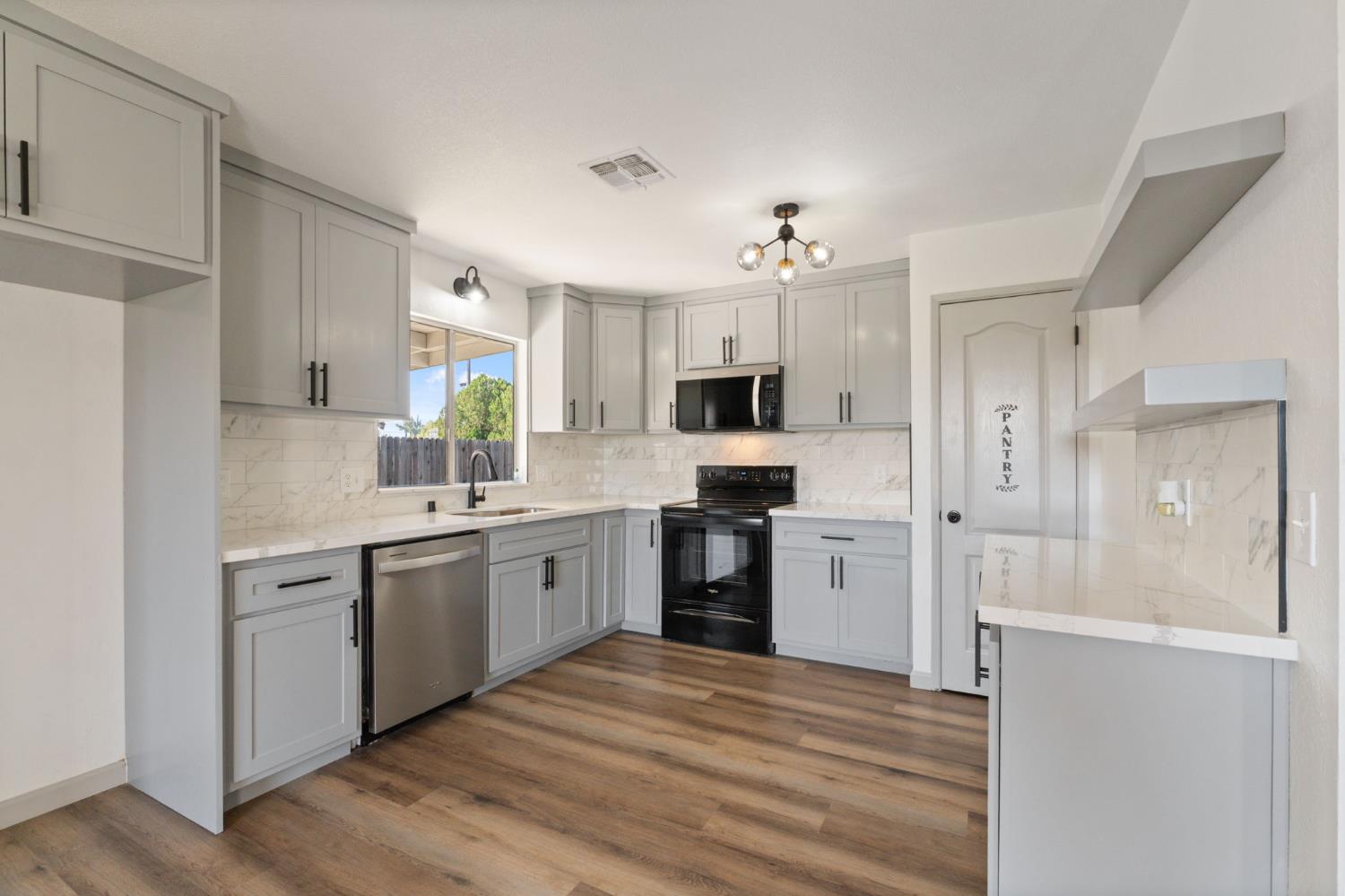 24 Sunnyside Ave, Clovis, CA 93611