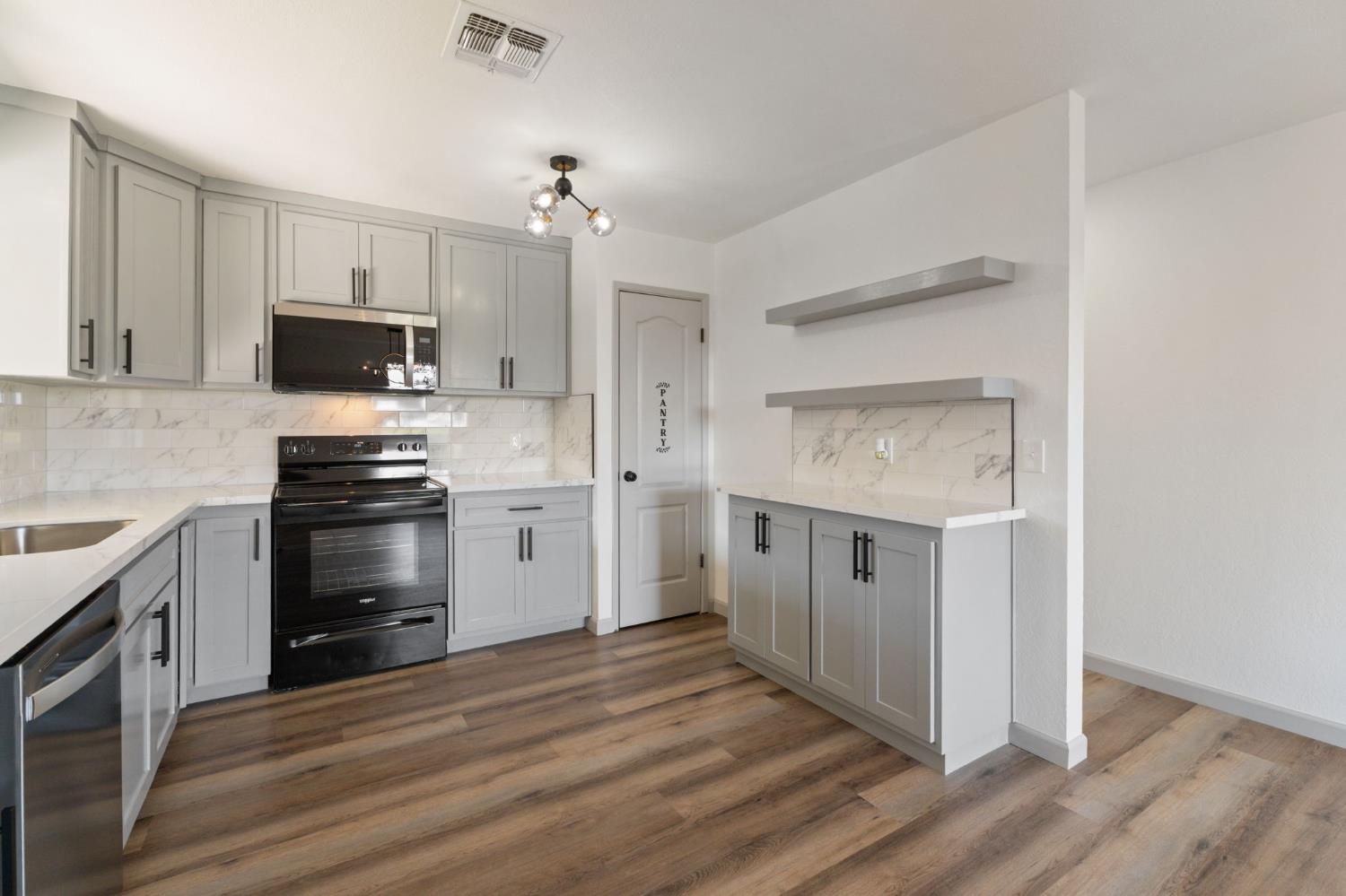 24 Sunnyside Ave, Clovis, CA 93611