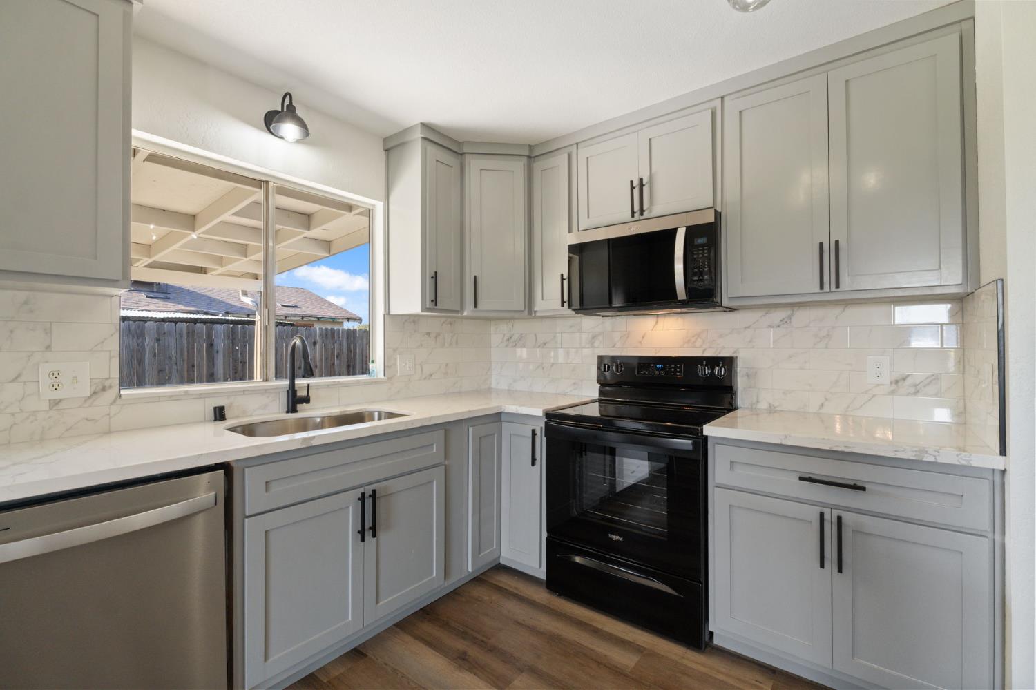 24 Sunnyside Ave, Clovis, CA 93611