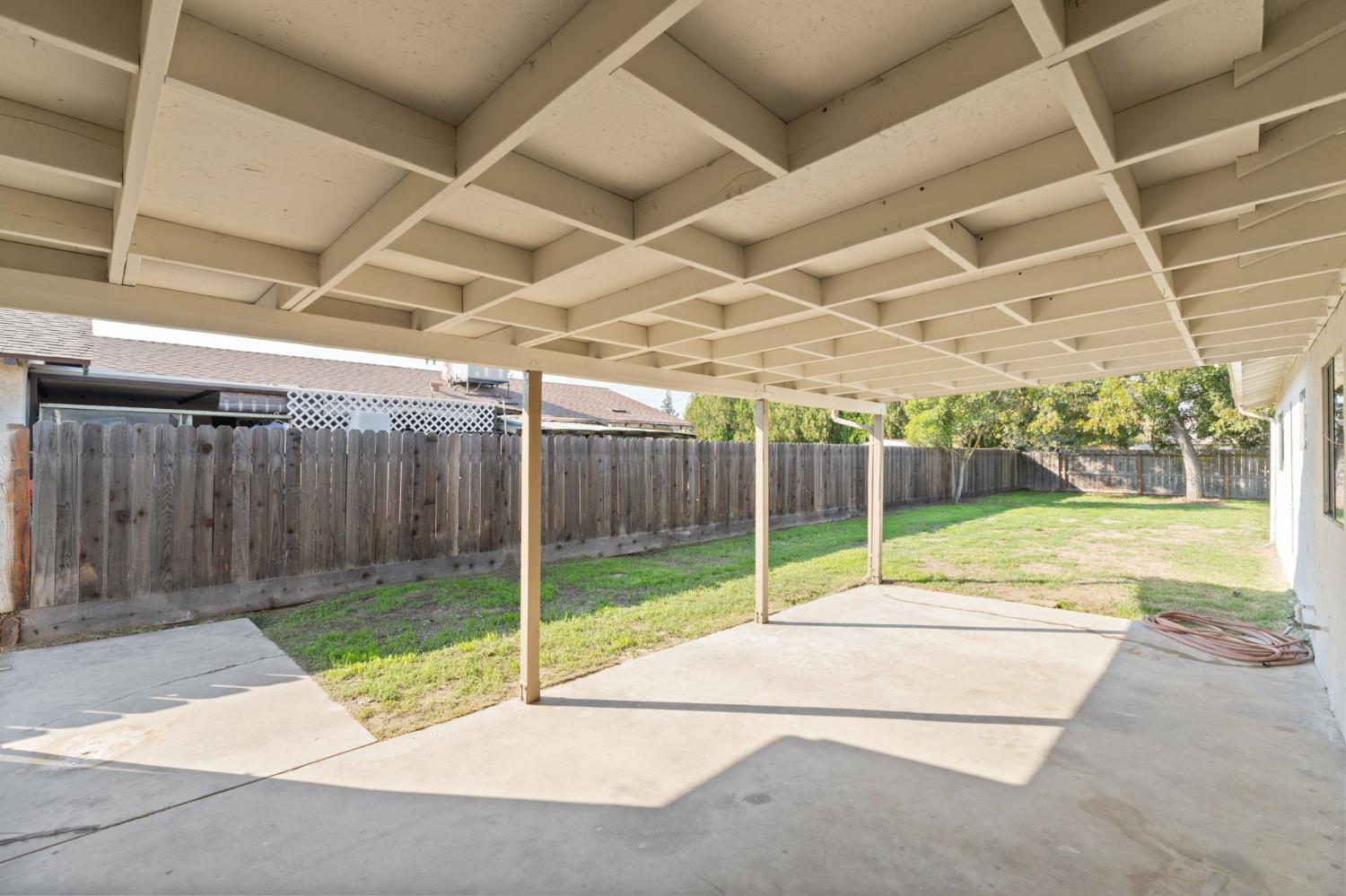 24 Sunnyside Ave, Clovis, CA 93611