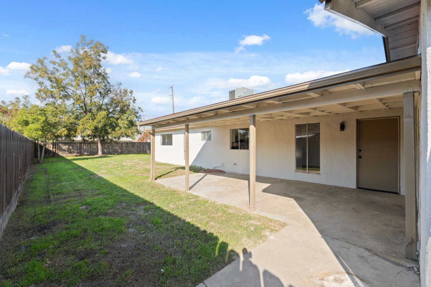 24 Sunnyside Ave, Clovis, CA 93611