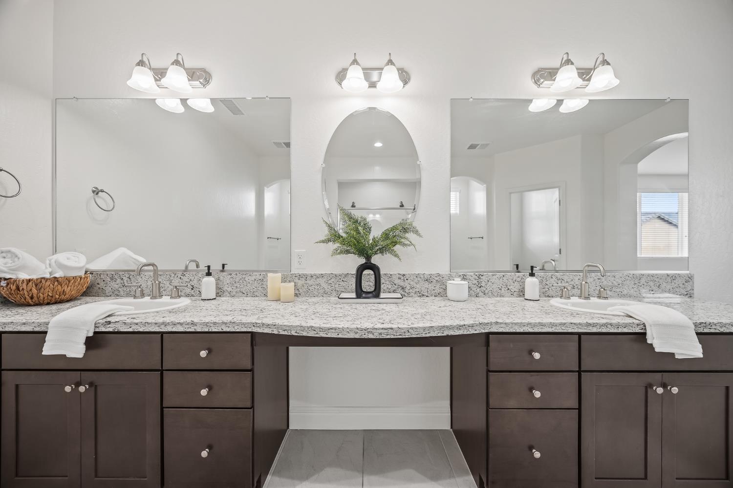 4187 Poe Ave, Clovis, CA 93619