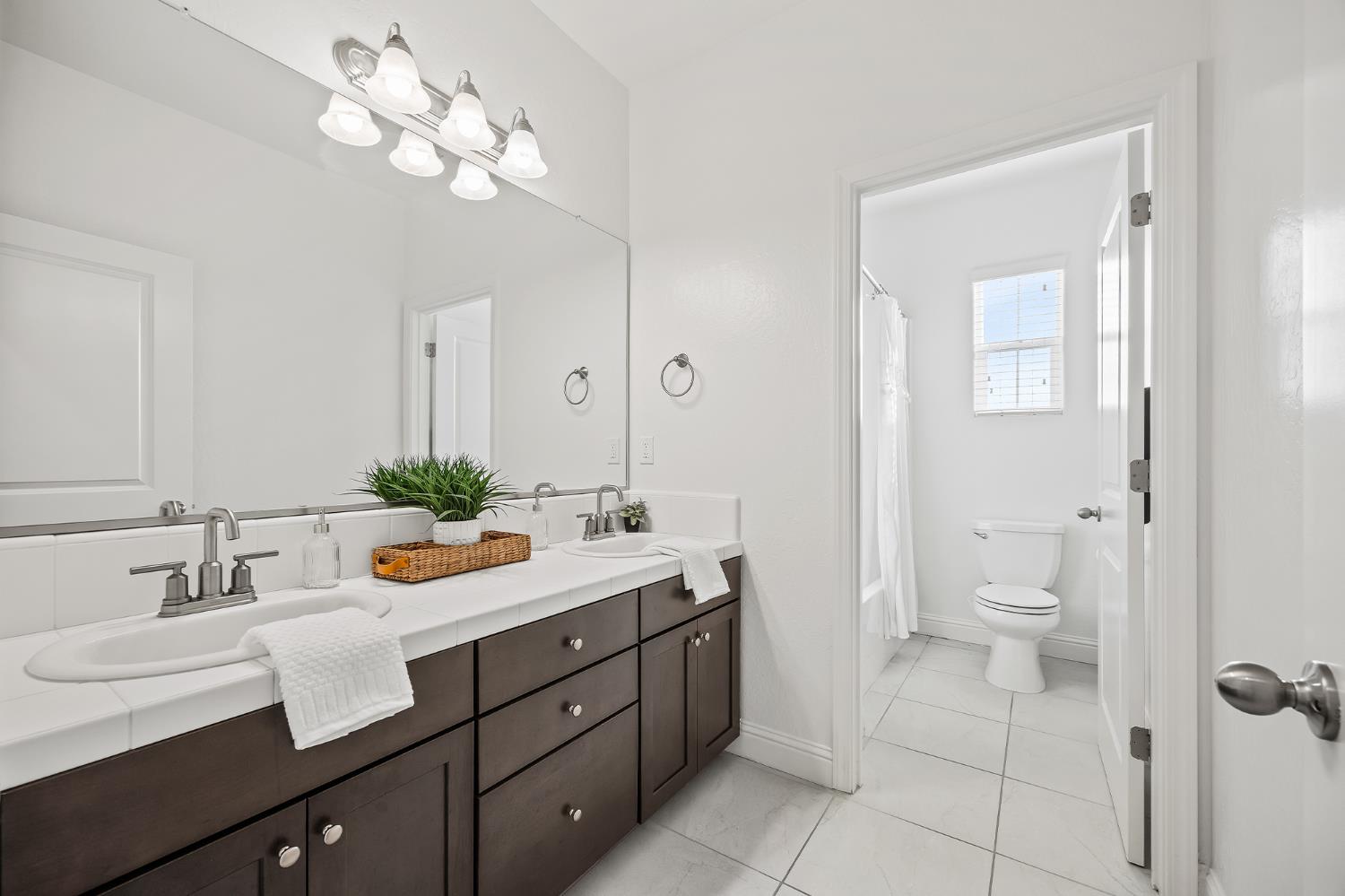 4187 Poe Ave, Clovis, CA 93619