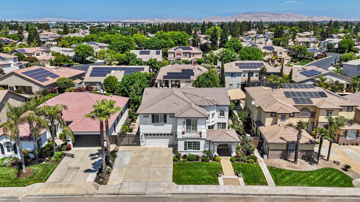 9544 N Larkspur Ave, Fresno, CA 93720