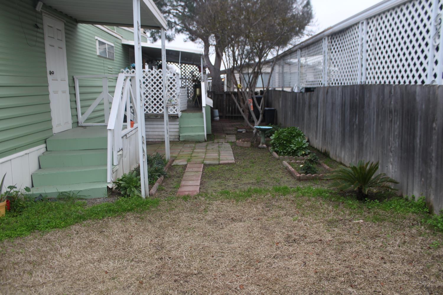 852 E Grangeville Blvd #83, Hanford, CA 93230