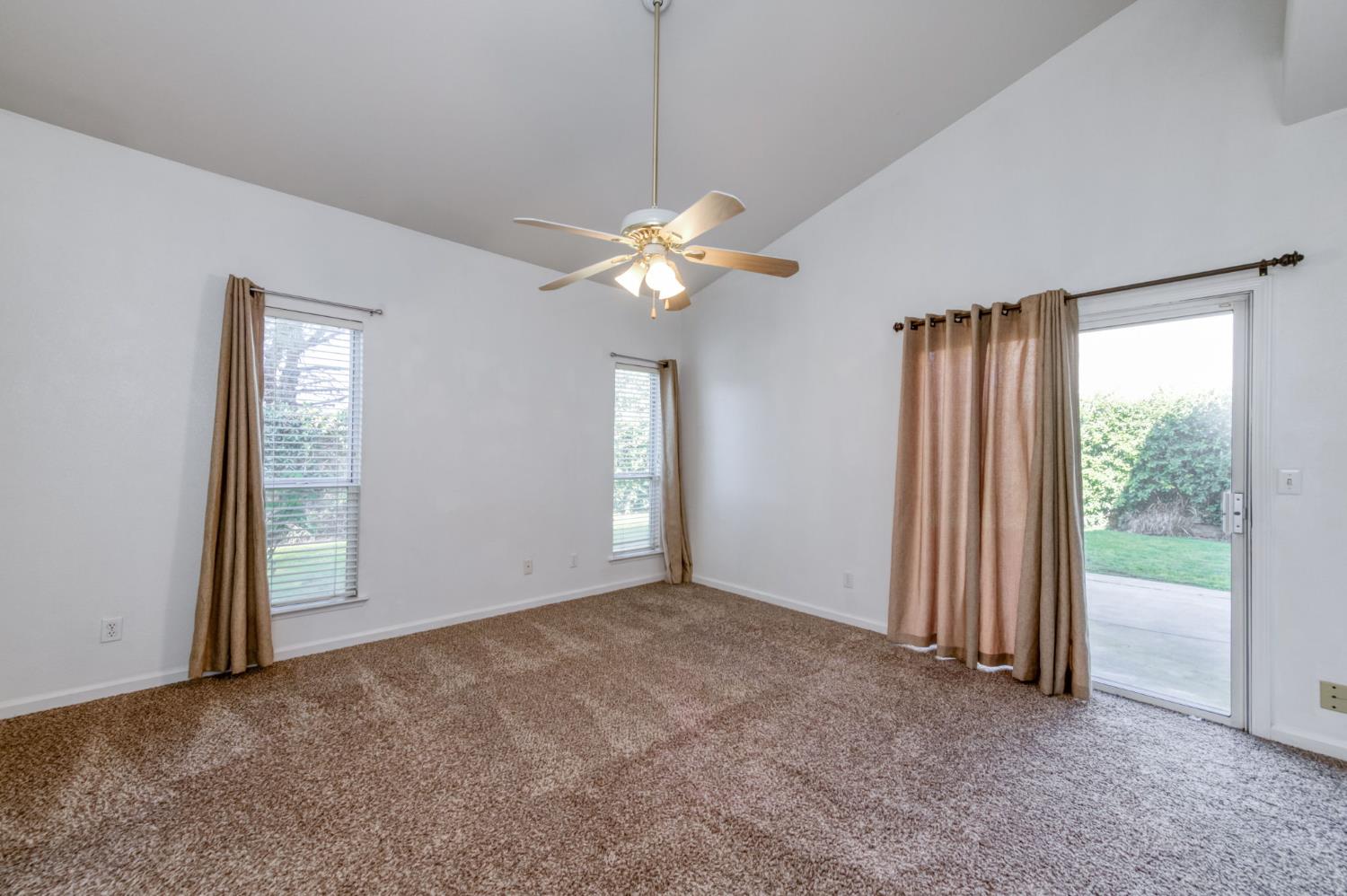 612 Hanson Ave, Clovis, CA 93611