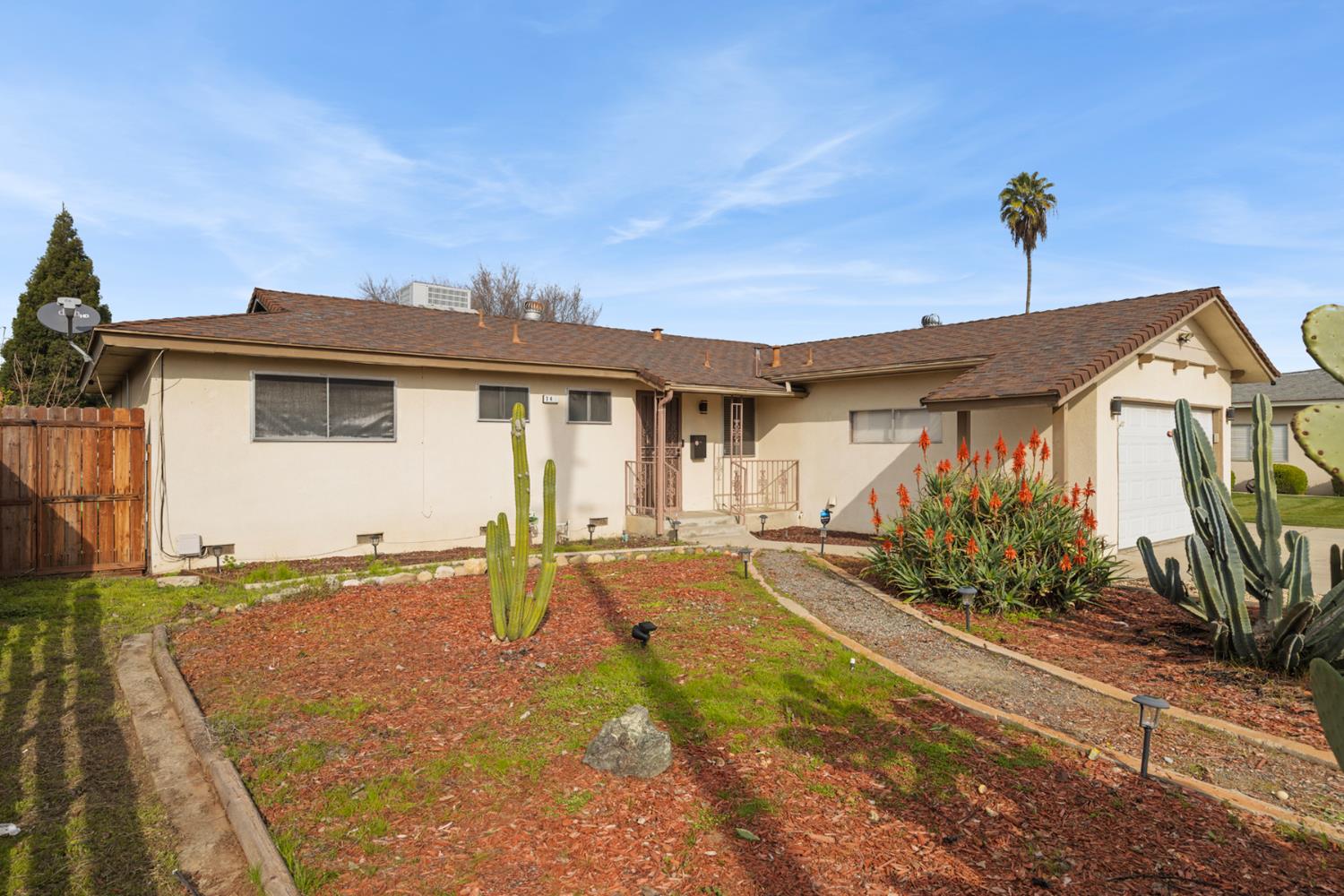 741 W Holland, Clovis, CA 93612