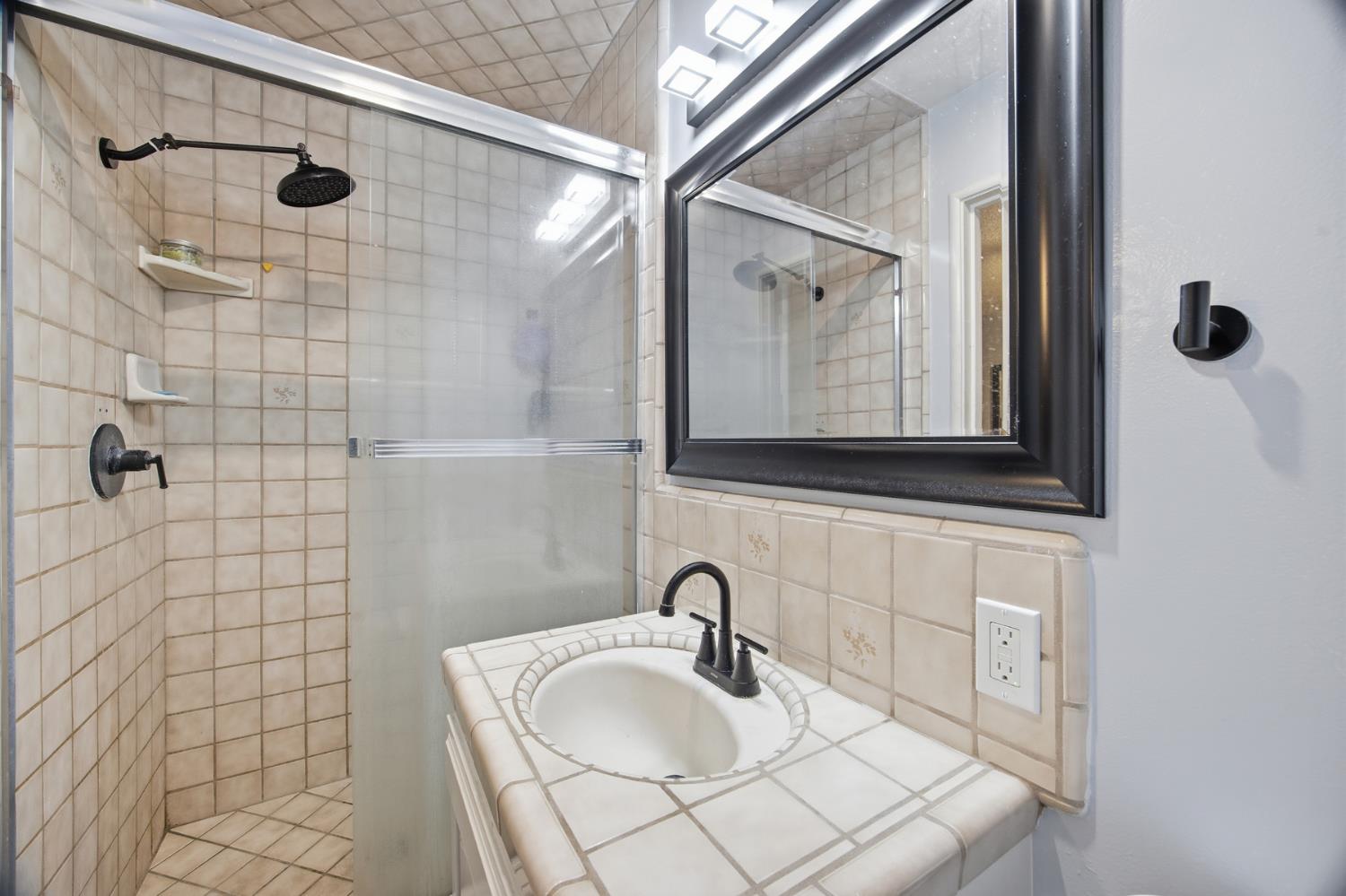 741 W Holland, Clovis, CA 93612