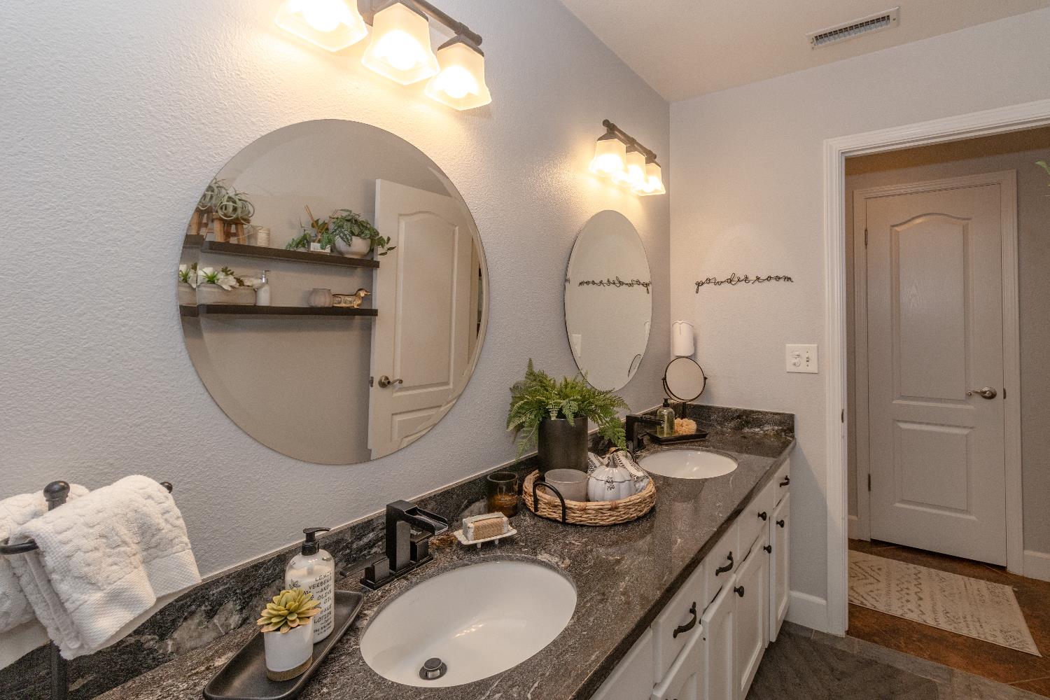 1824 E Lester Ave, Fresno, CA 93720