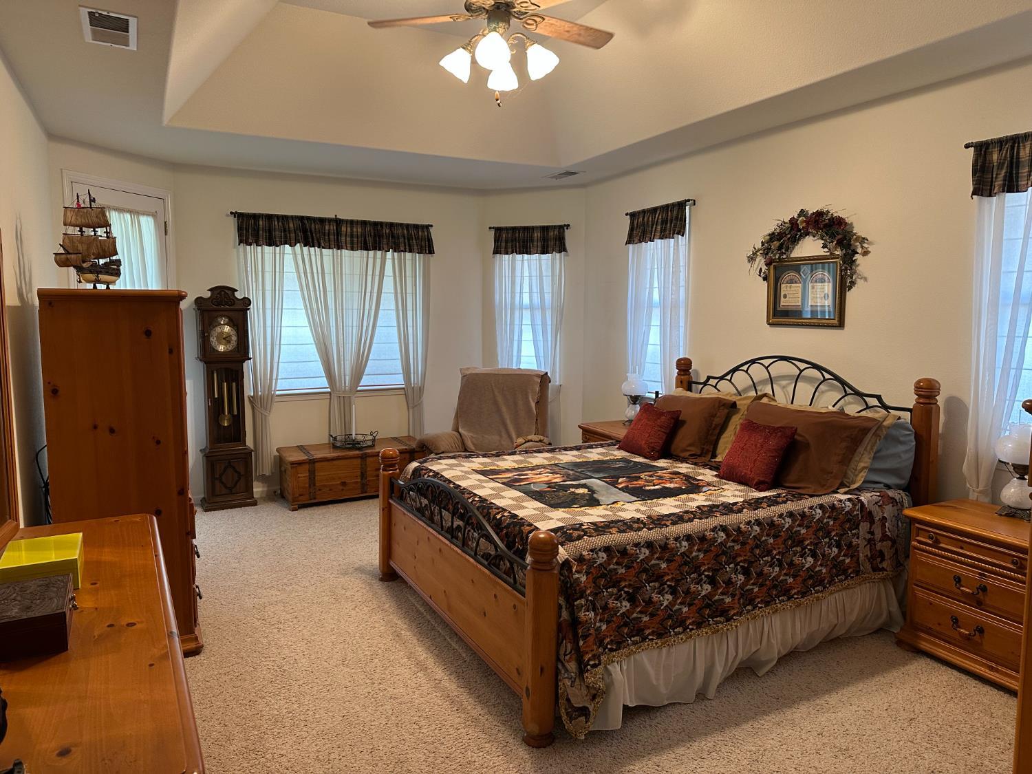 2202 W Lincoln Ave, Fresno, CA 93706