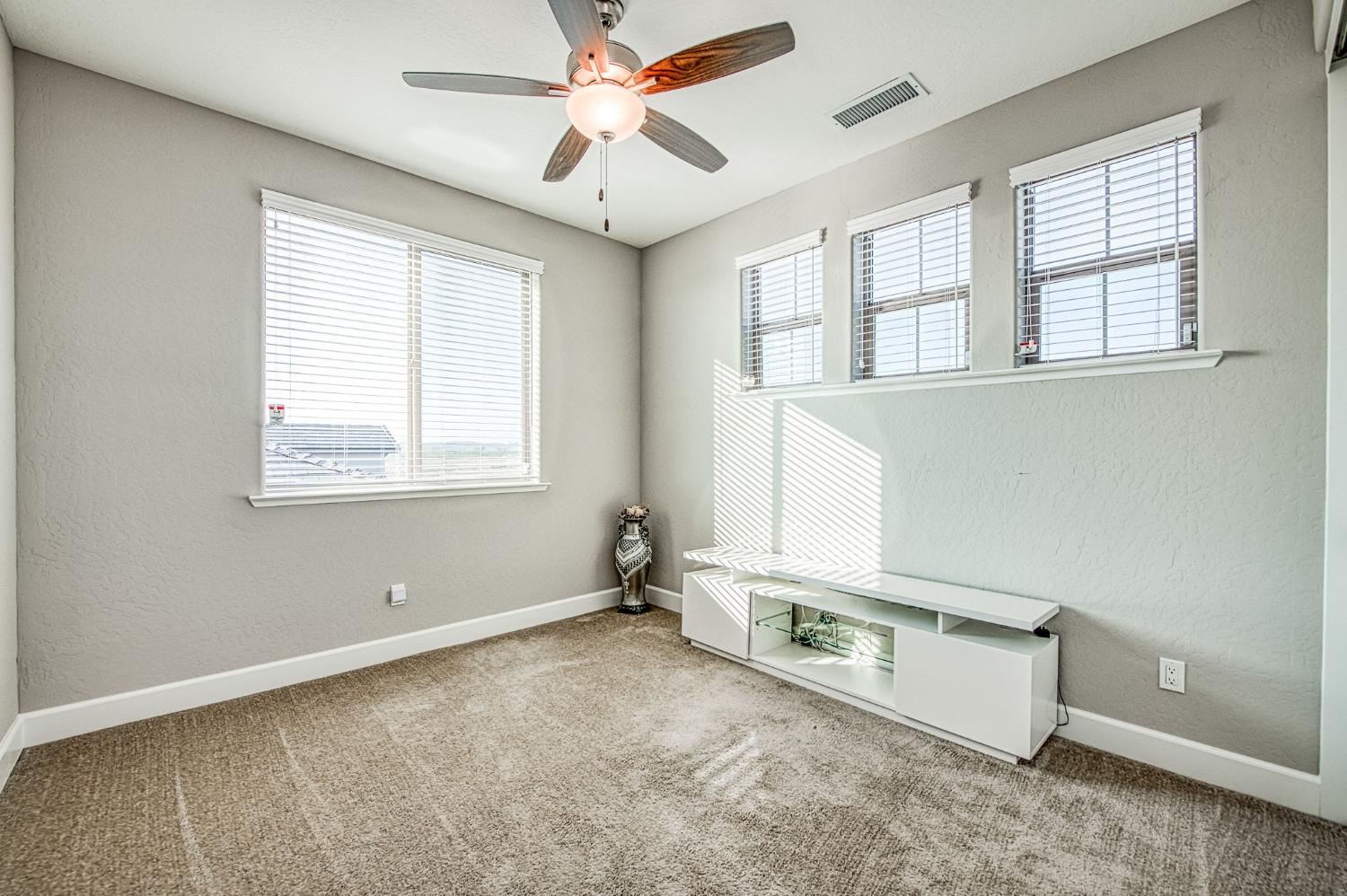 19733 Desert Willow Ln, Friant, CA 93626