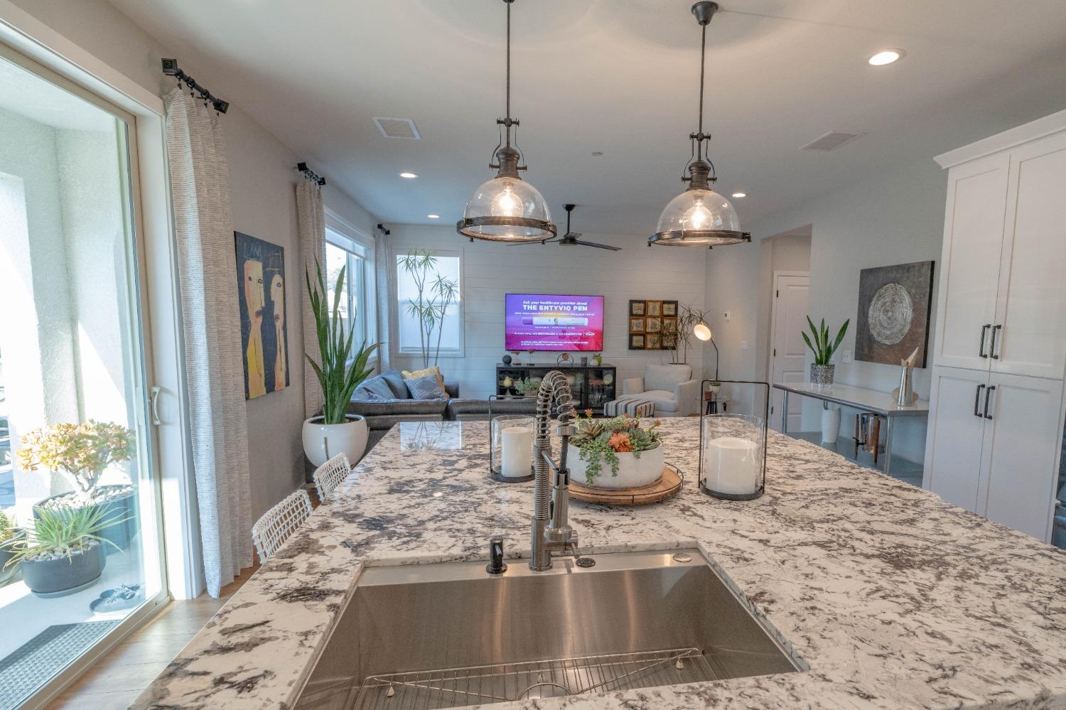 748 Ridgebank Ave, Madera, CA 93636