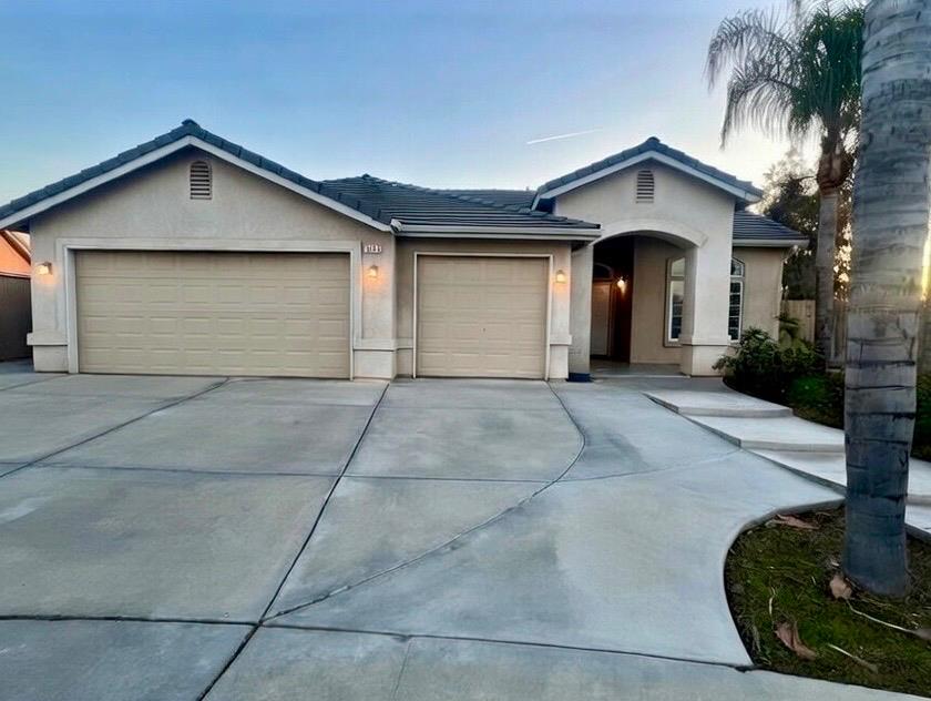 5448 E Kaviland Ave, Fresno, CA 93727