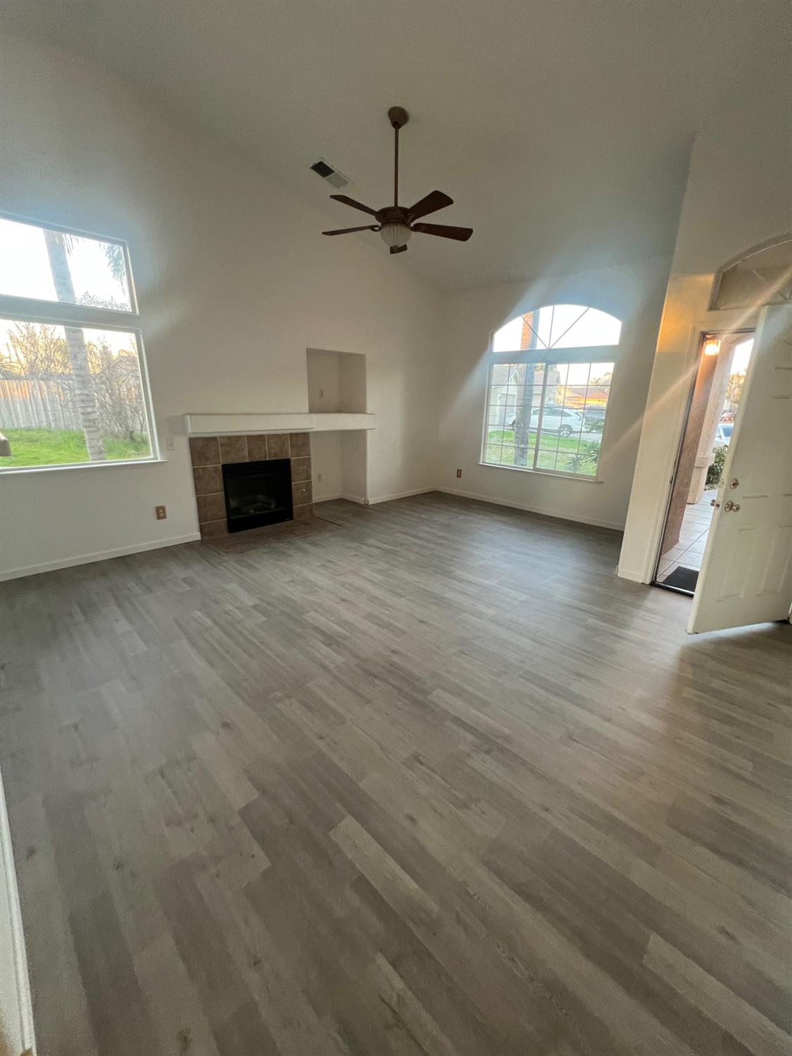 5448 E Kaviland Ave, Fresno, CA 93727