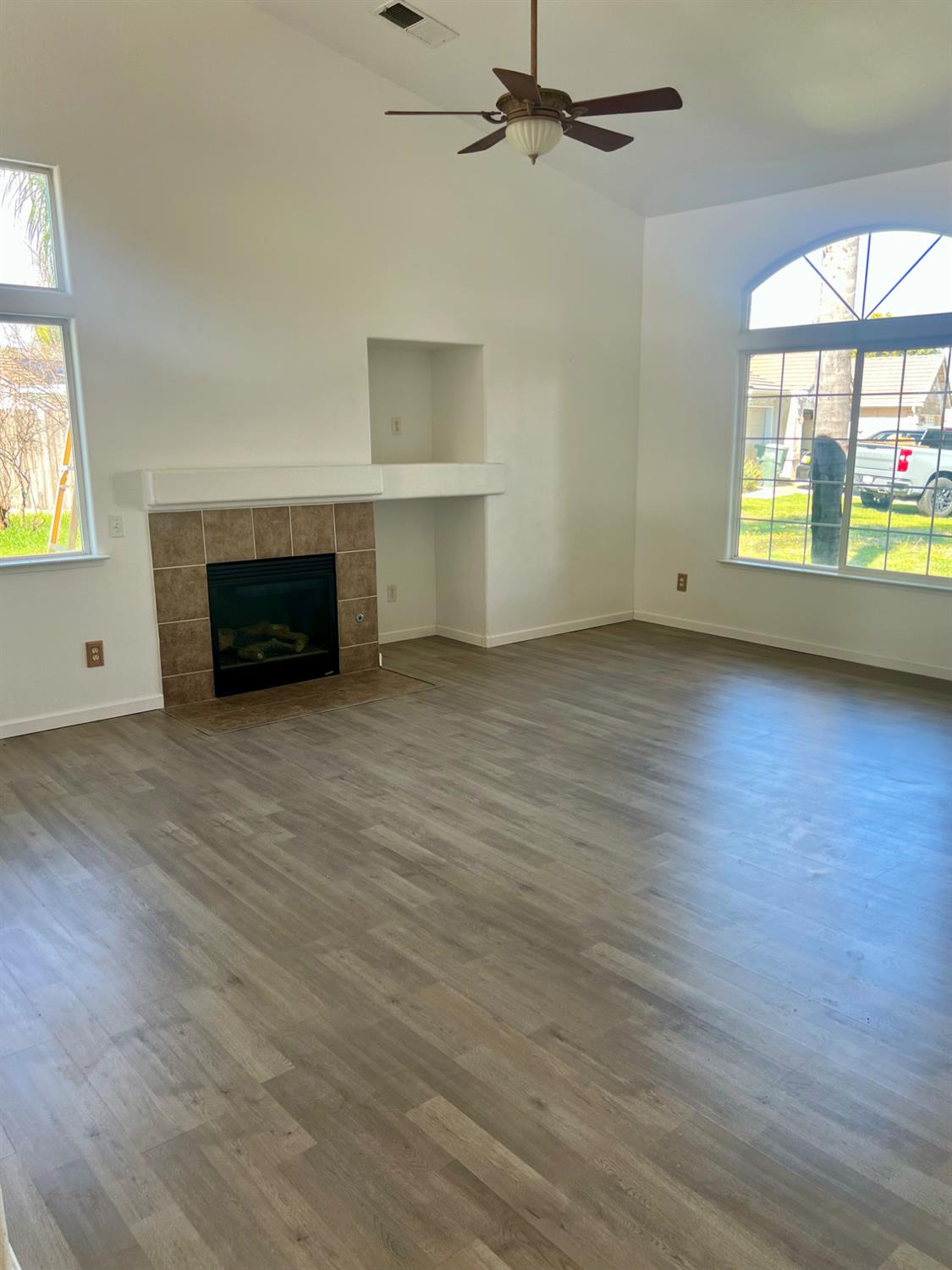 5448 E Kaviland Ave, Fresno, CA 93727