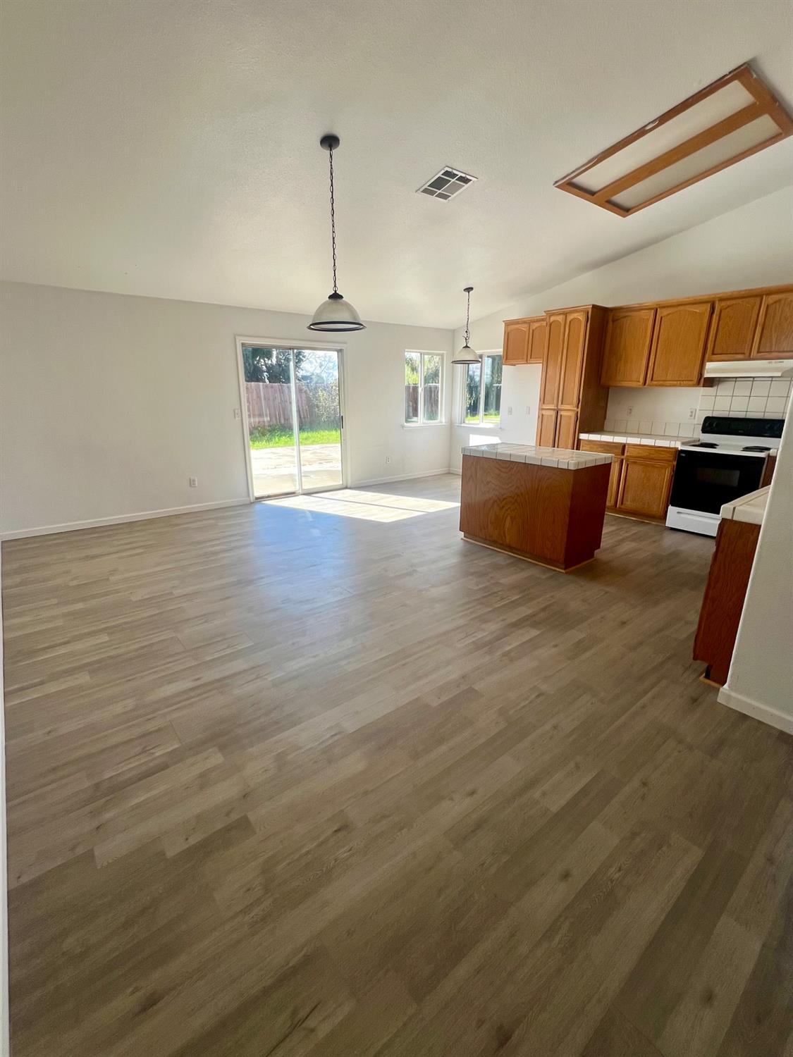 5448 E Kaviland Ave, Fresno, CA 93727