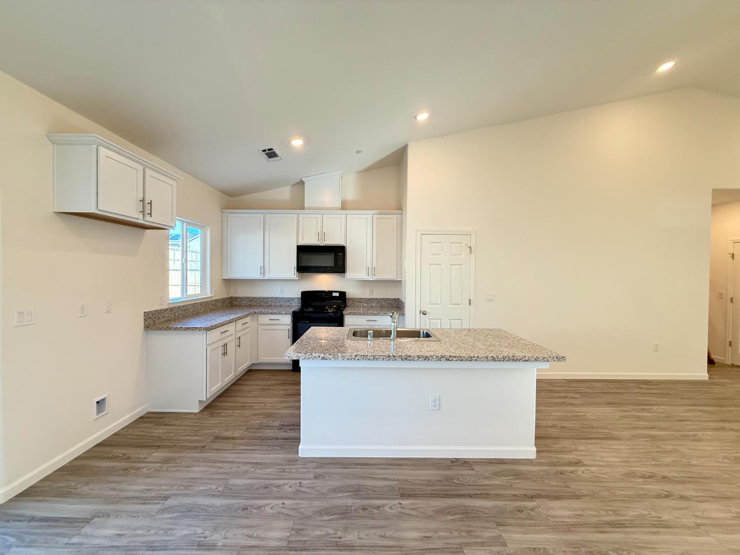 1205 E Orange St, Avenal, CA 93204