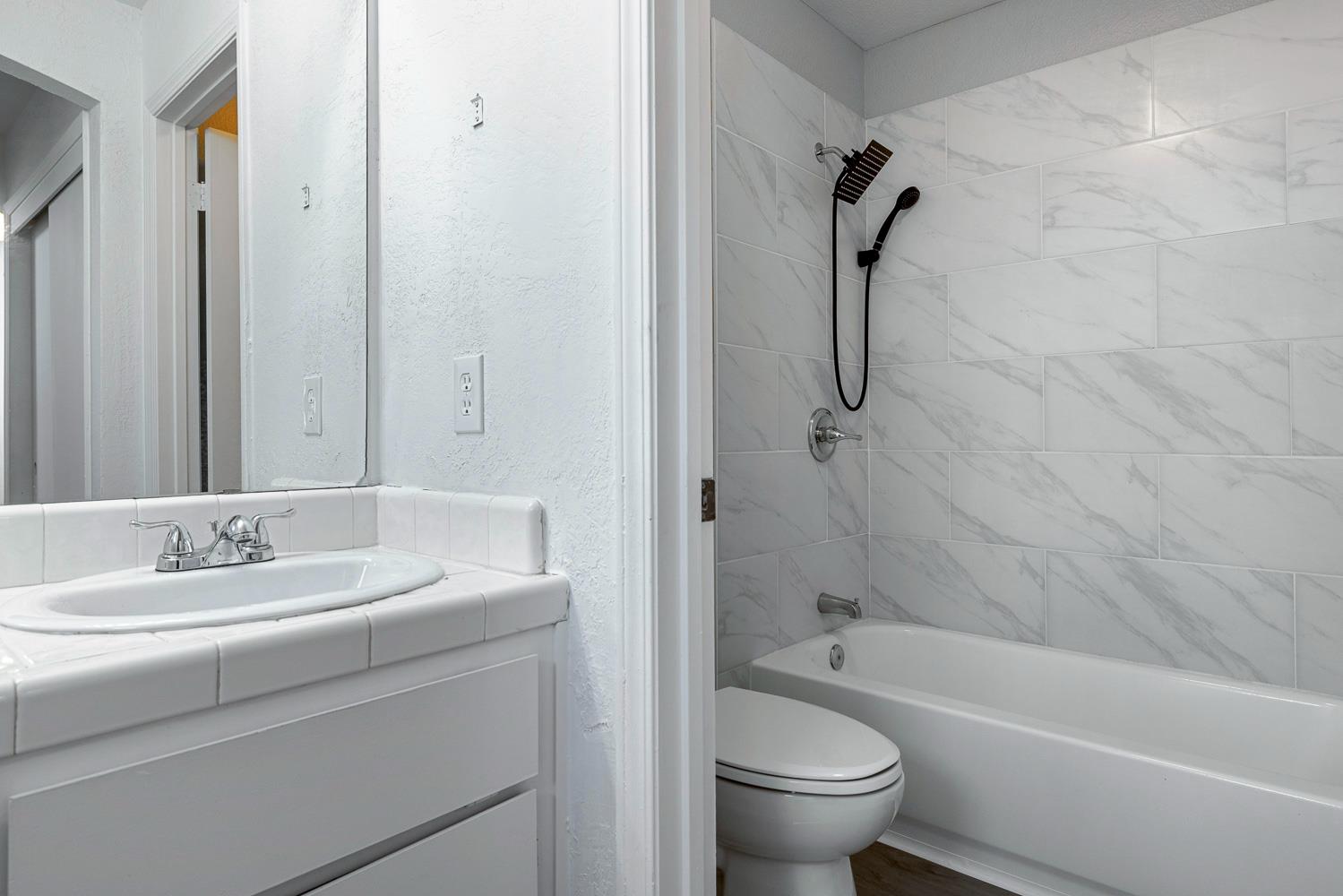 7396 N Price Ave, Fresno, CA 93720