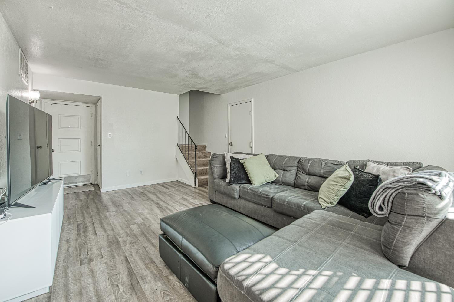 4929 N Winery Cir #110, Fresno, CA 93726