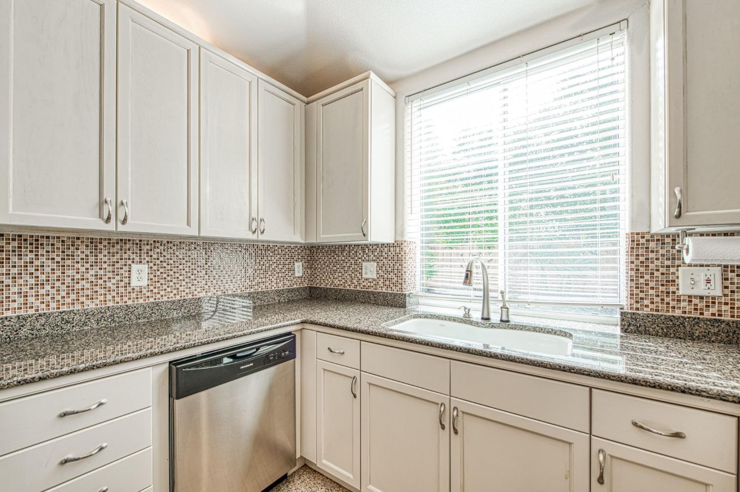 2480 Alamos Ave, Clovis, CA 93611