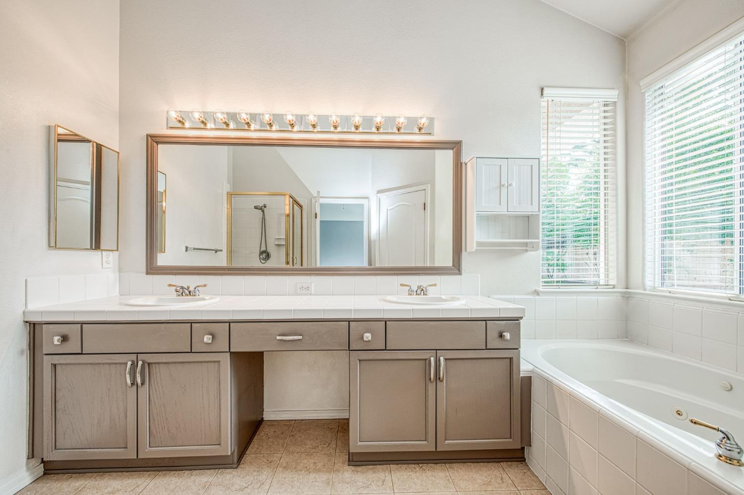 2480 Alamos Ave, Clovis, CA 93611