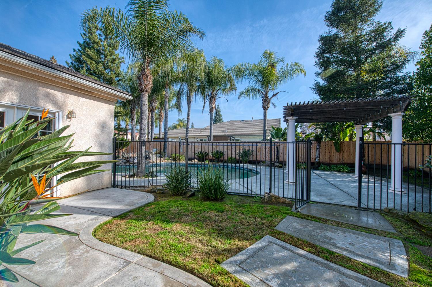 2480 Alamos Ave, Clovis, CA 93611